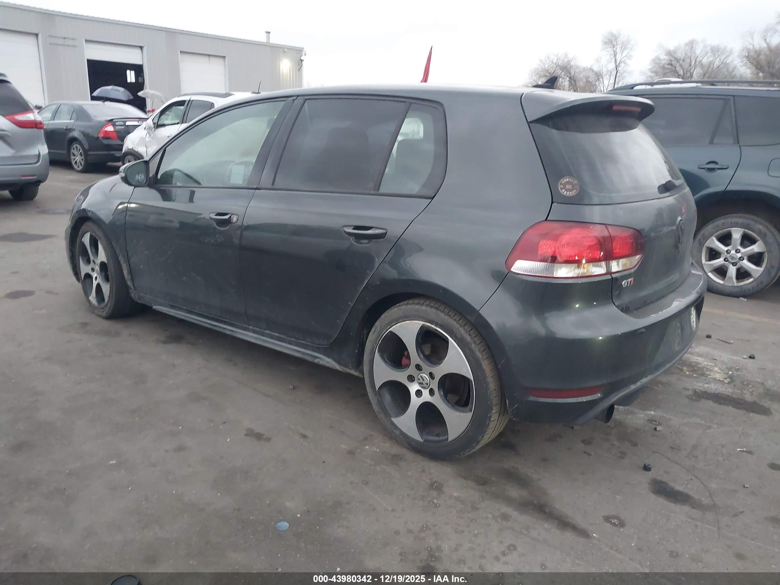 VOLKSWAGEN GTI image 3
