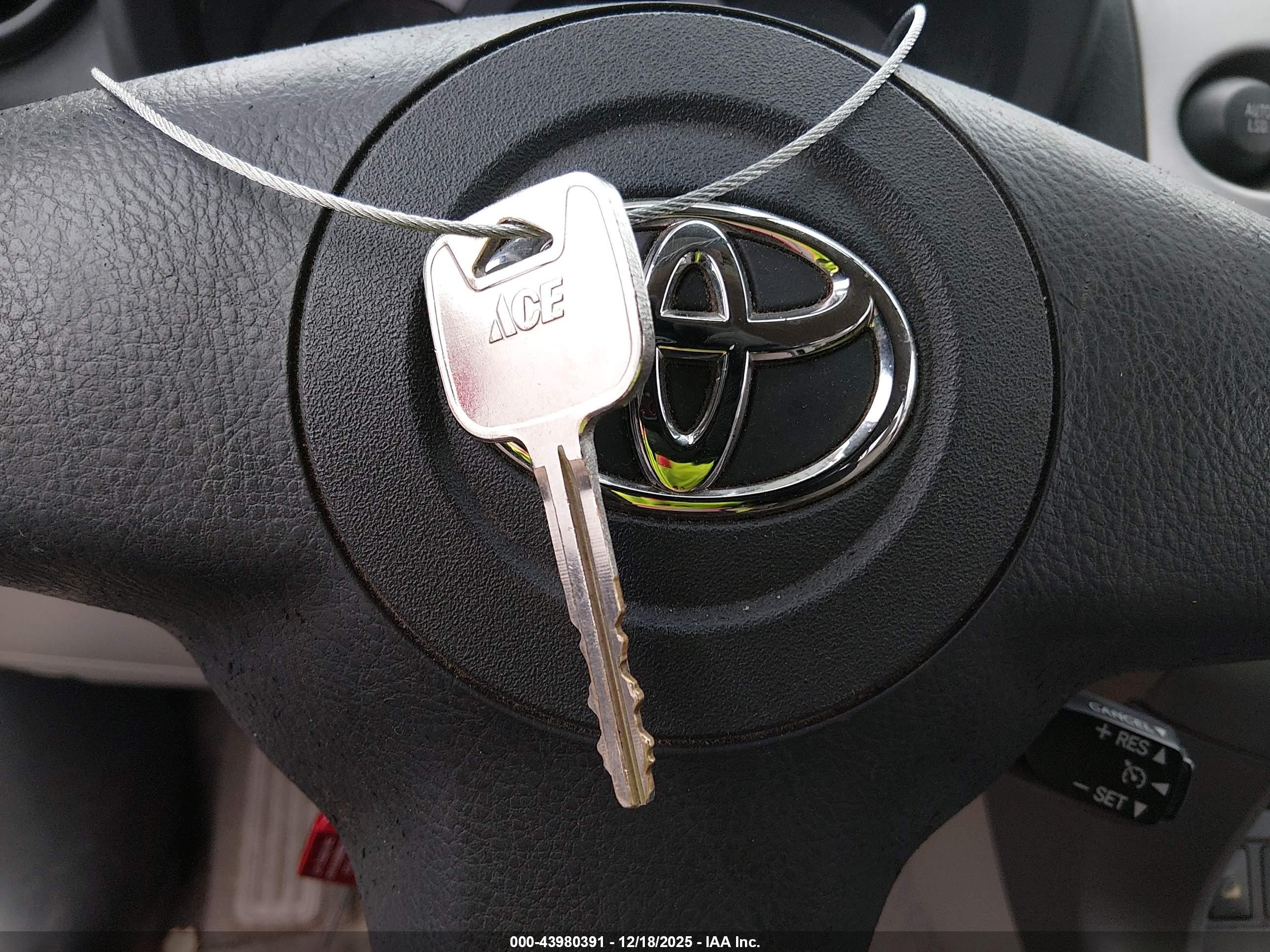TOYOTA RAV4 image 11
