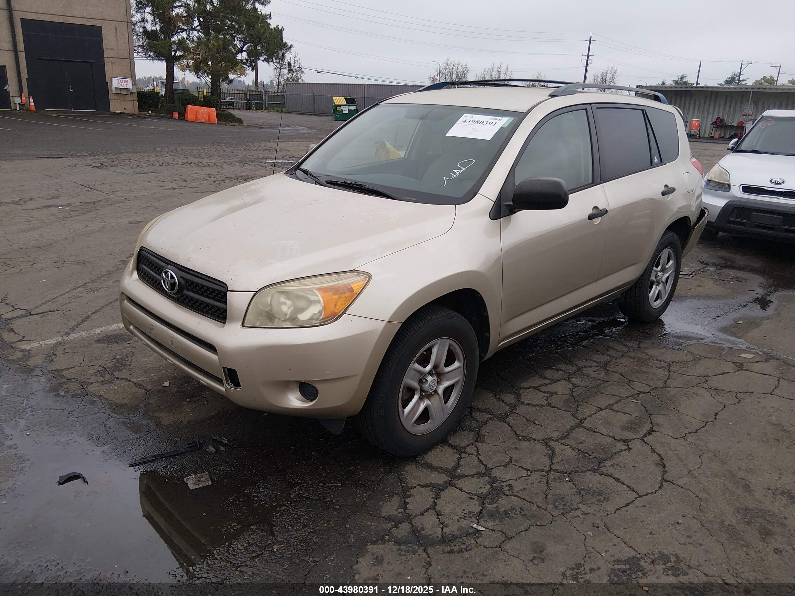 TOYOTA RAV4 image 2