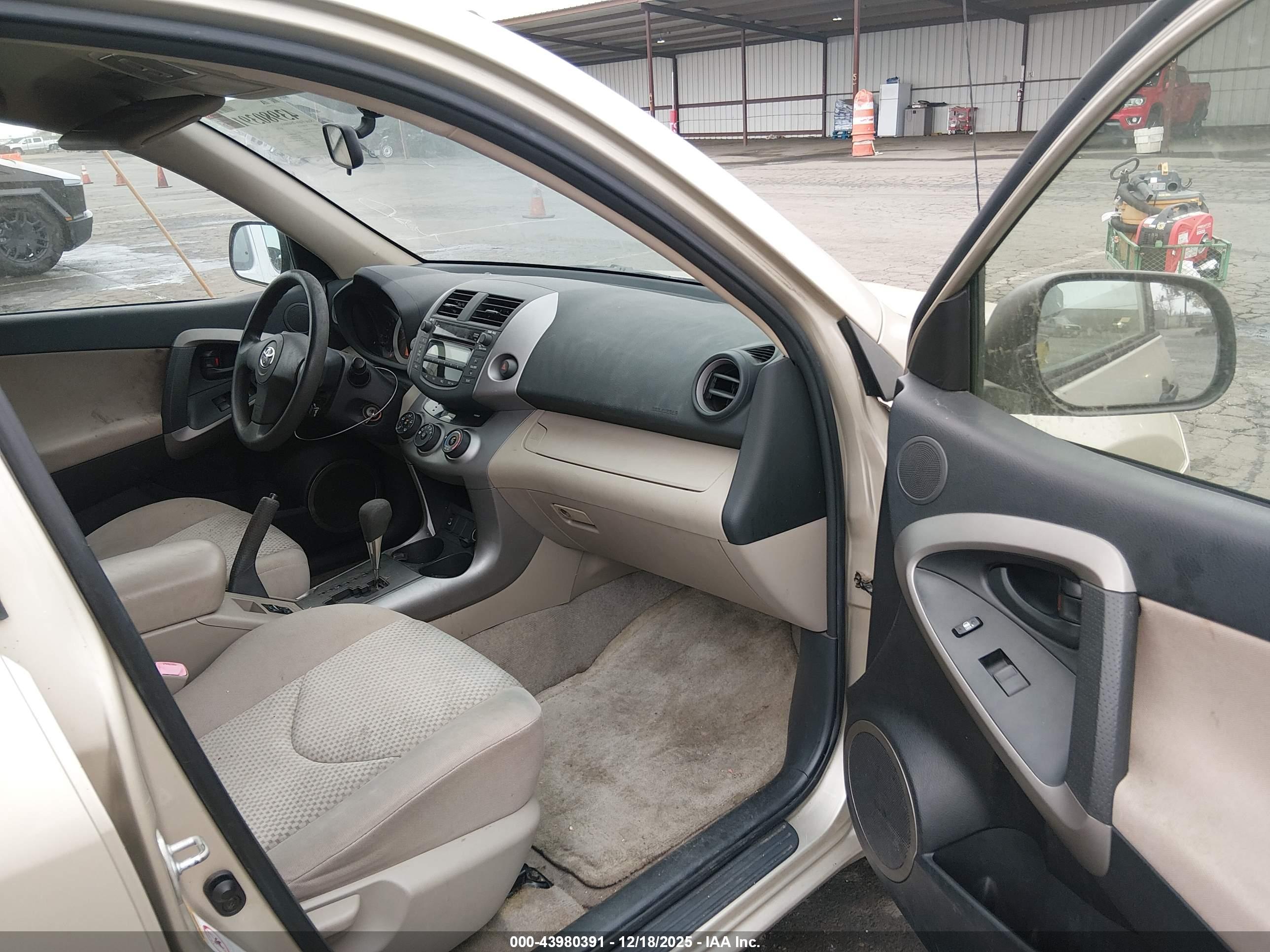 TOYOTA RAV4 image 5