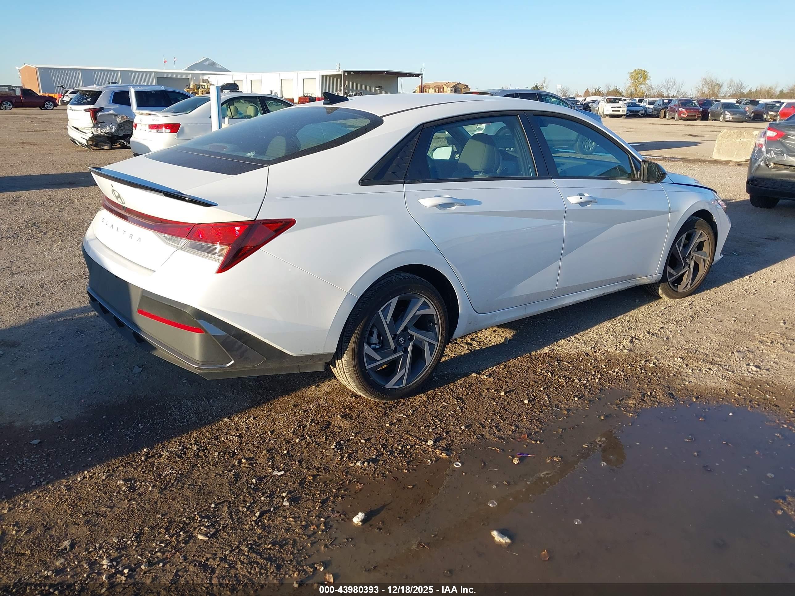 HYUNDAI ELANTRA image 4