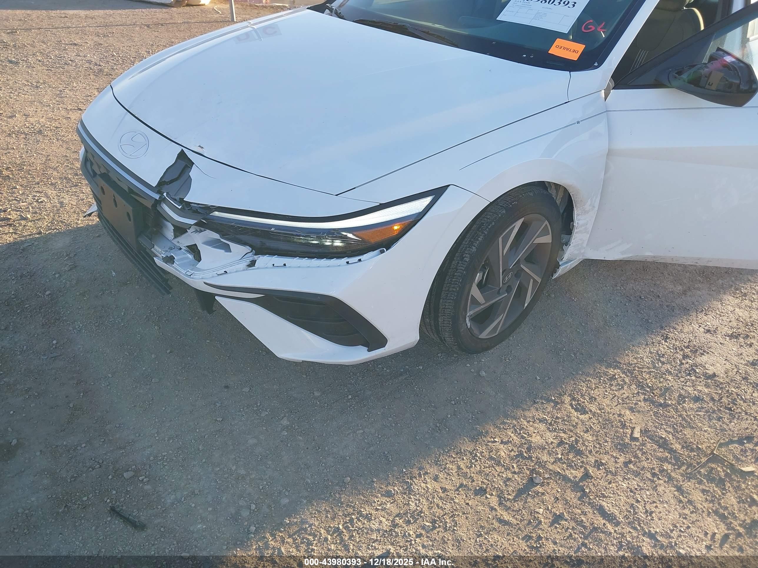 HYUNDAI ELANTRA image 6