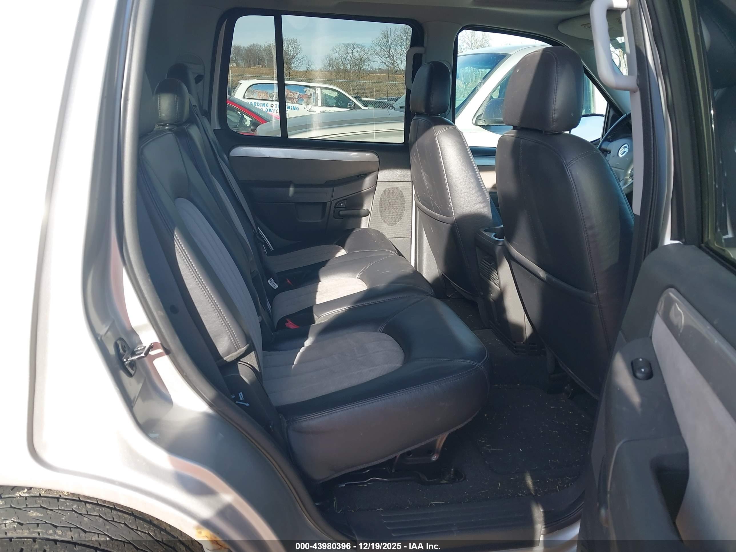 MERCURY MOUNTAINEER image 8