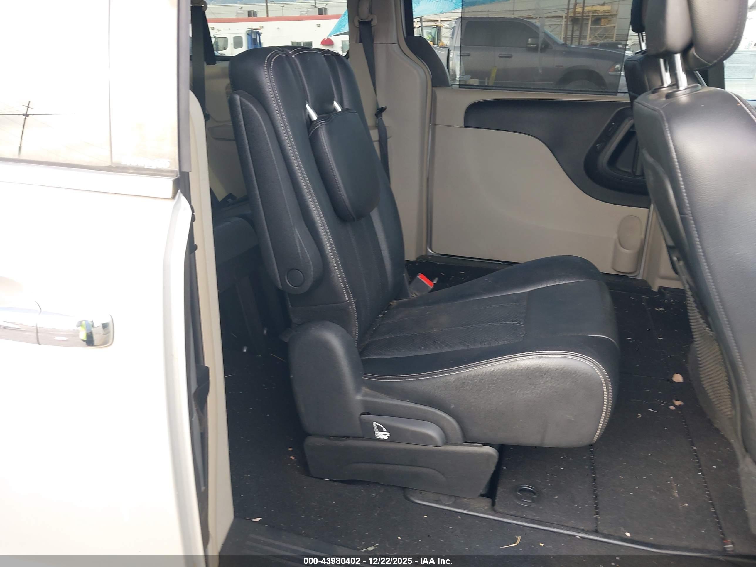 CHRYSLER TOWN image 8