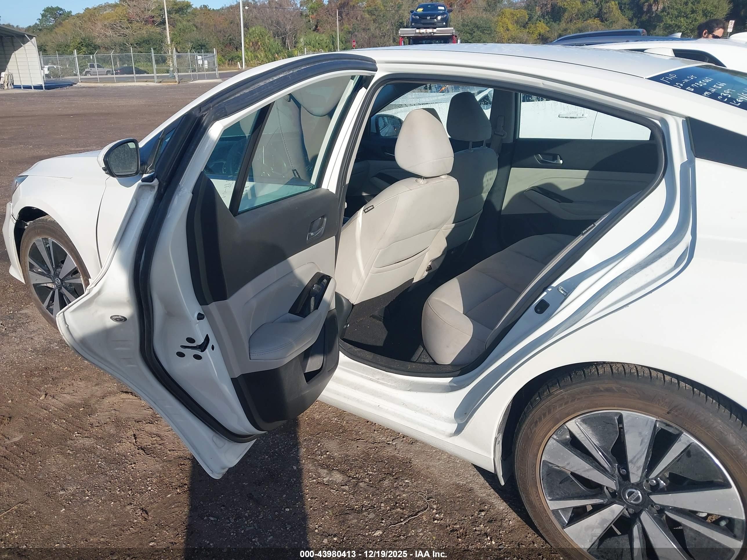 NISSAN ALTIMA image 8