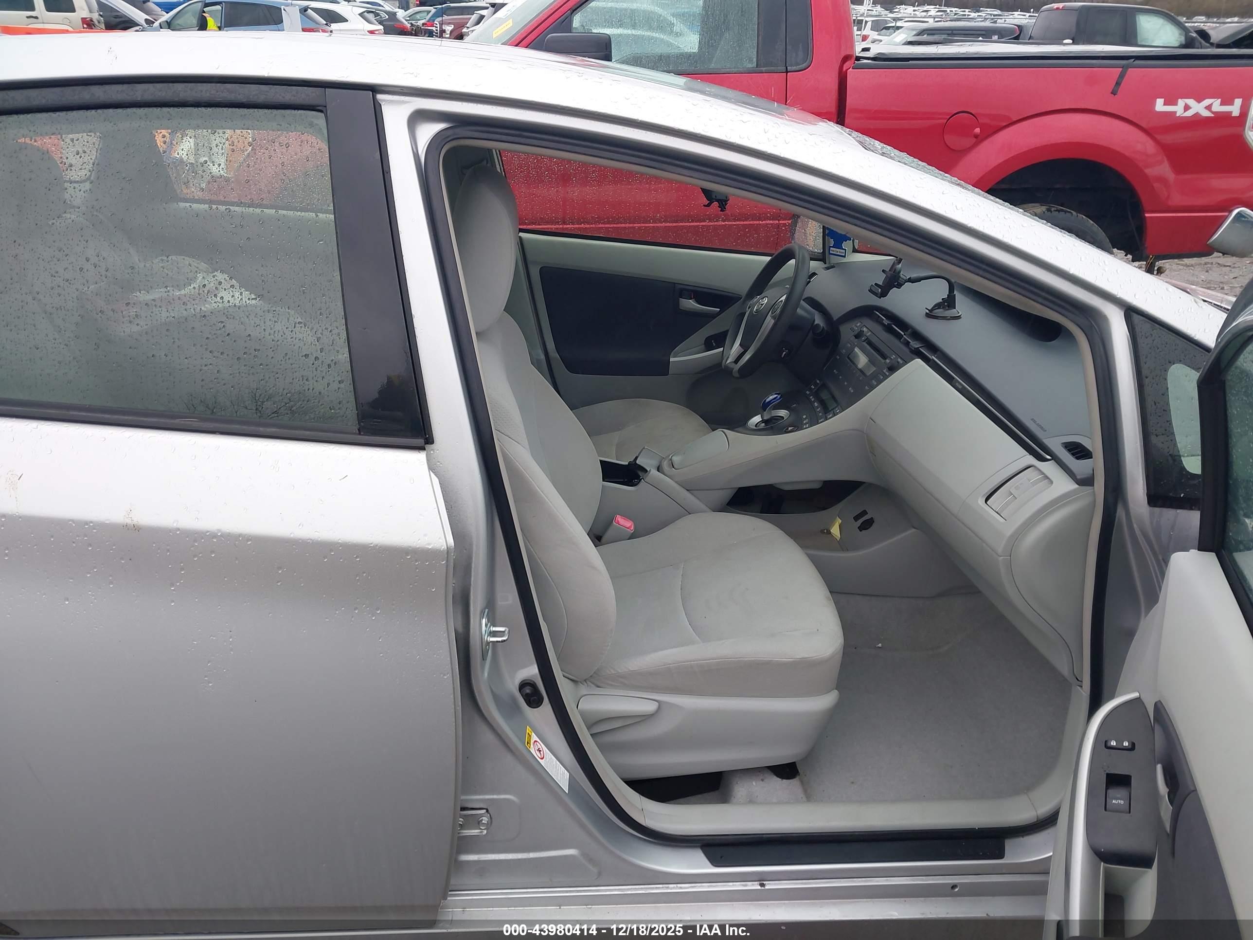 TOYOTA PRIUS image 5