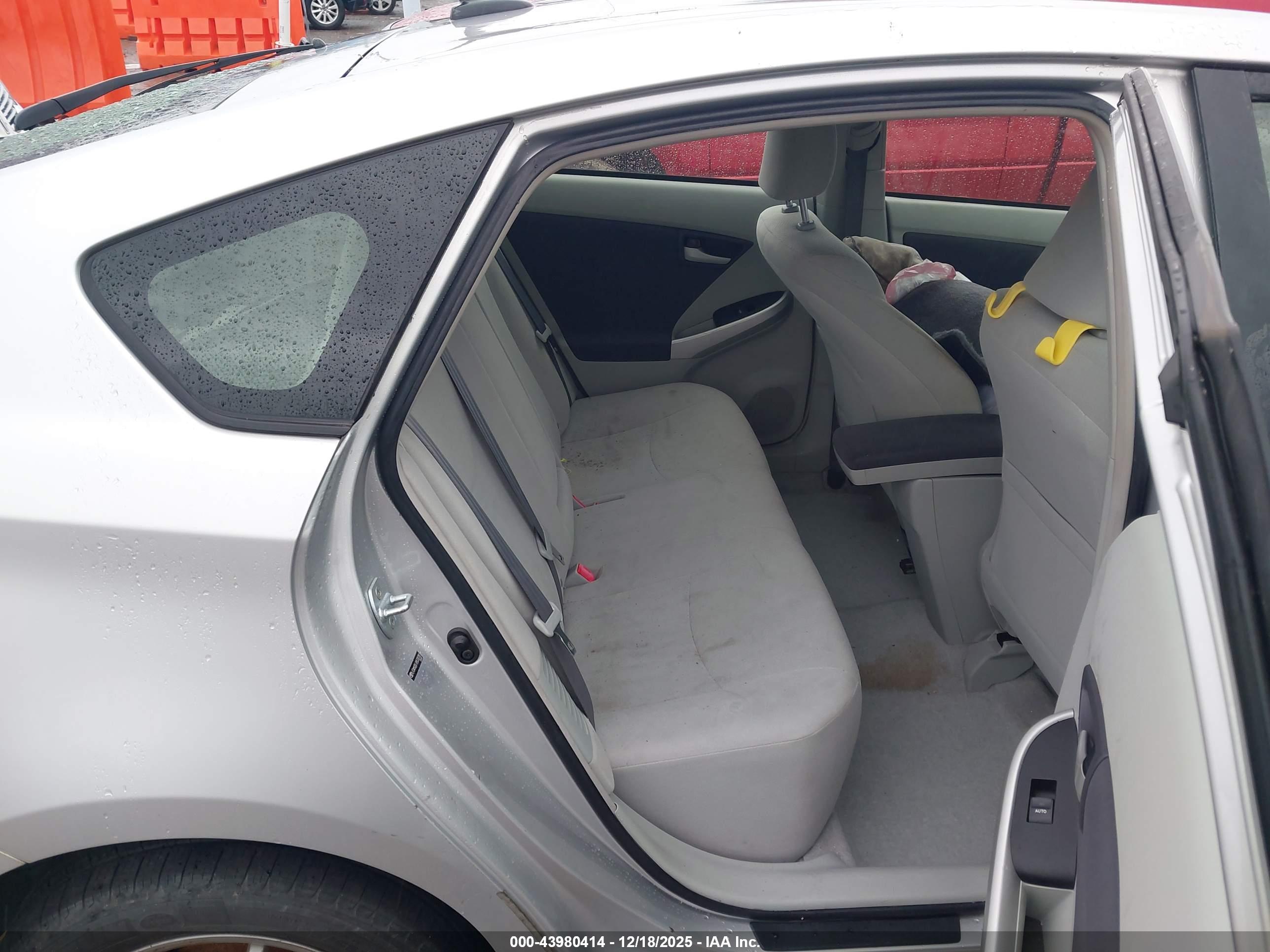 TOYOTA PRIUS image 8