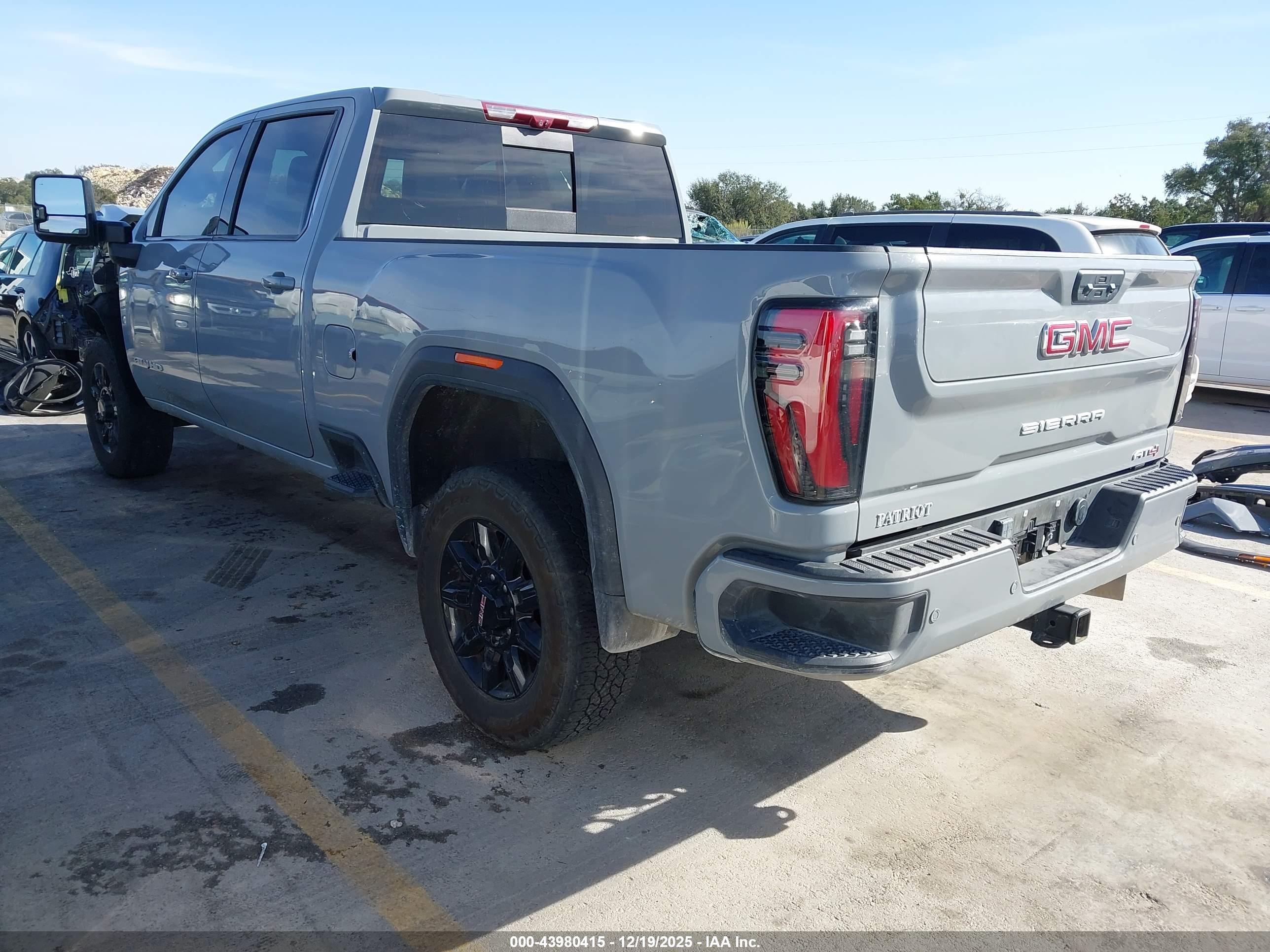 GMC SIERRA image 3