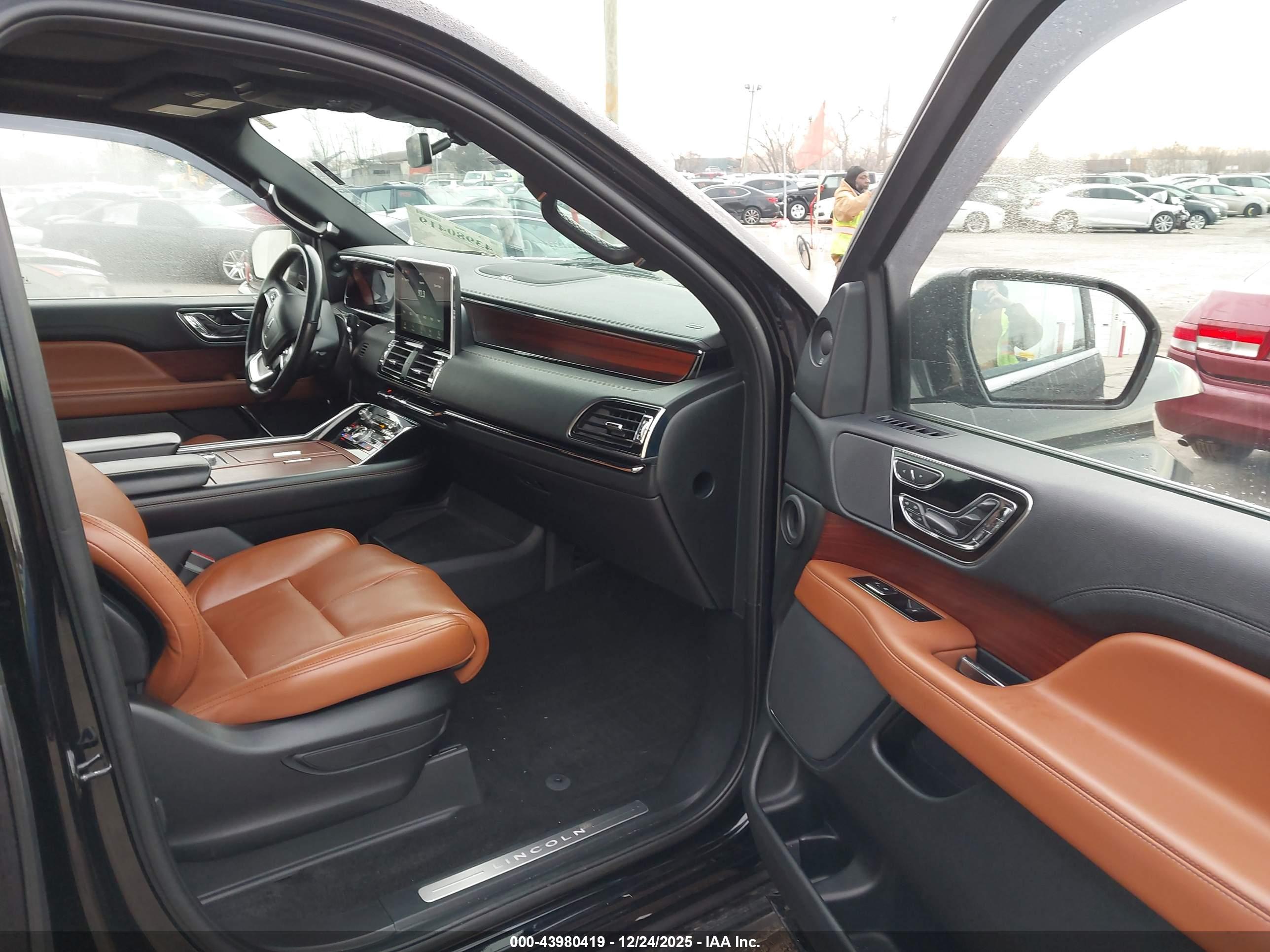 LINCOLN NAVIGATOR image 5