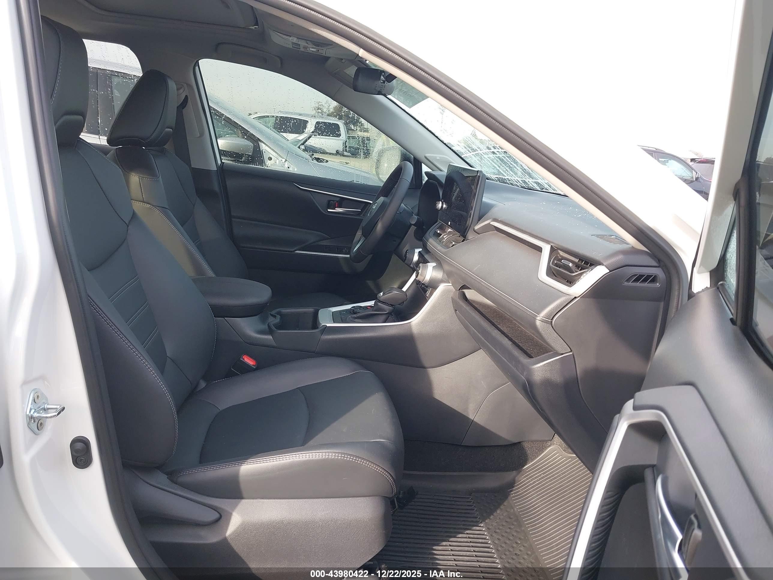 TOYOTA RAV4 image 5