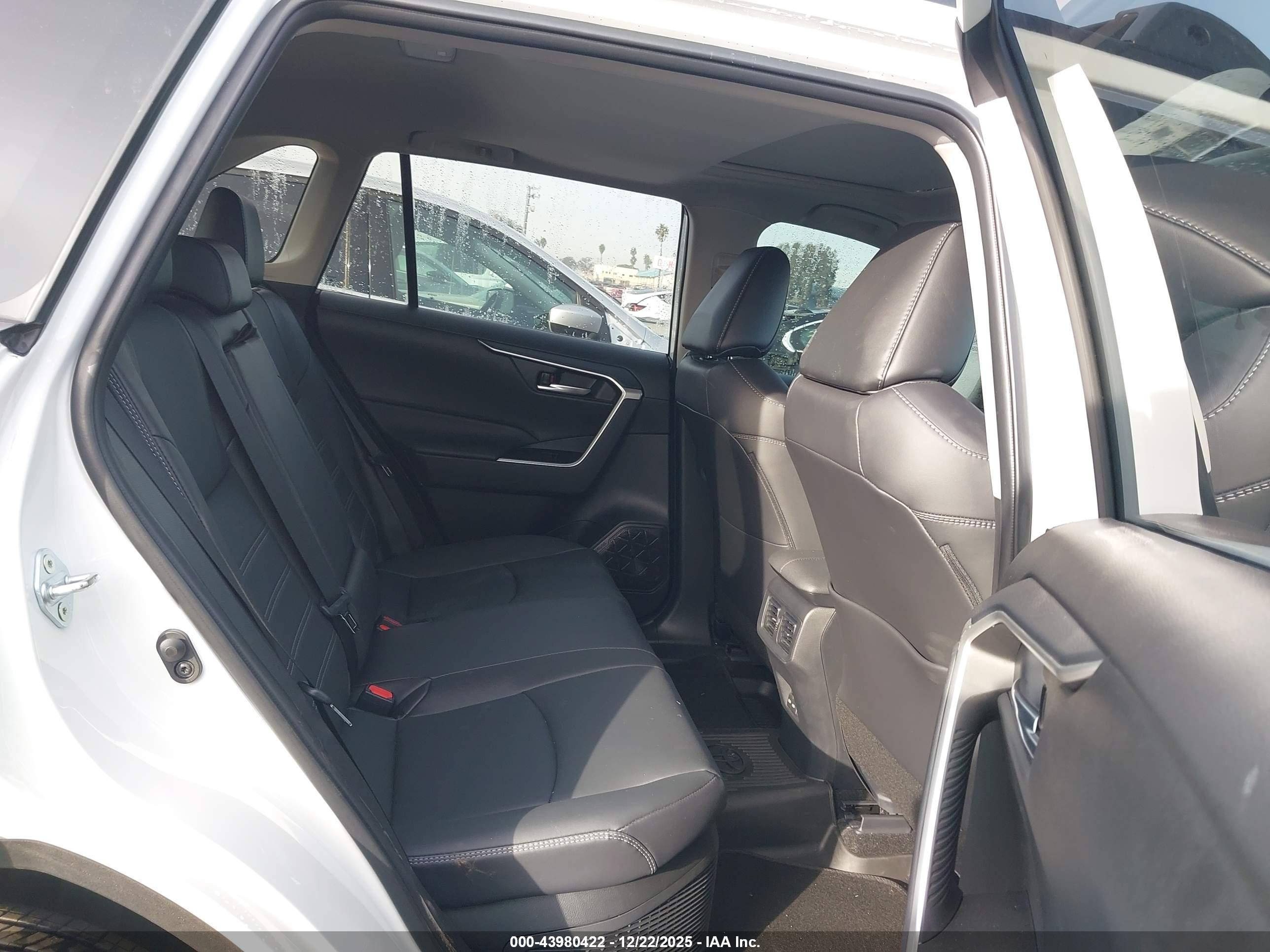TOYOTA RAV4 image 8