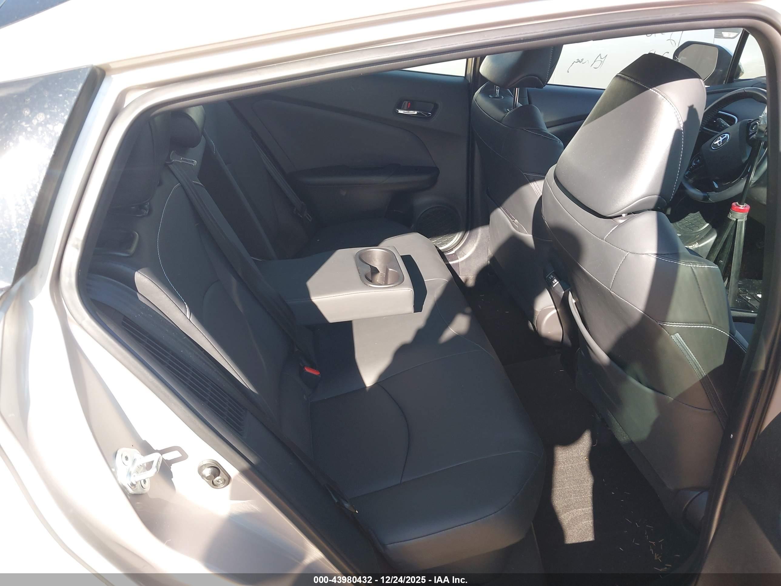 TOYOTA PRIUS image 8