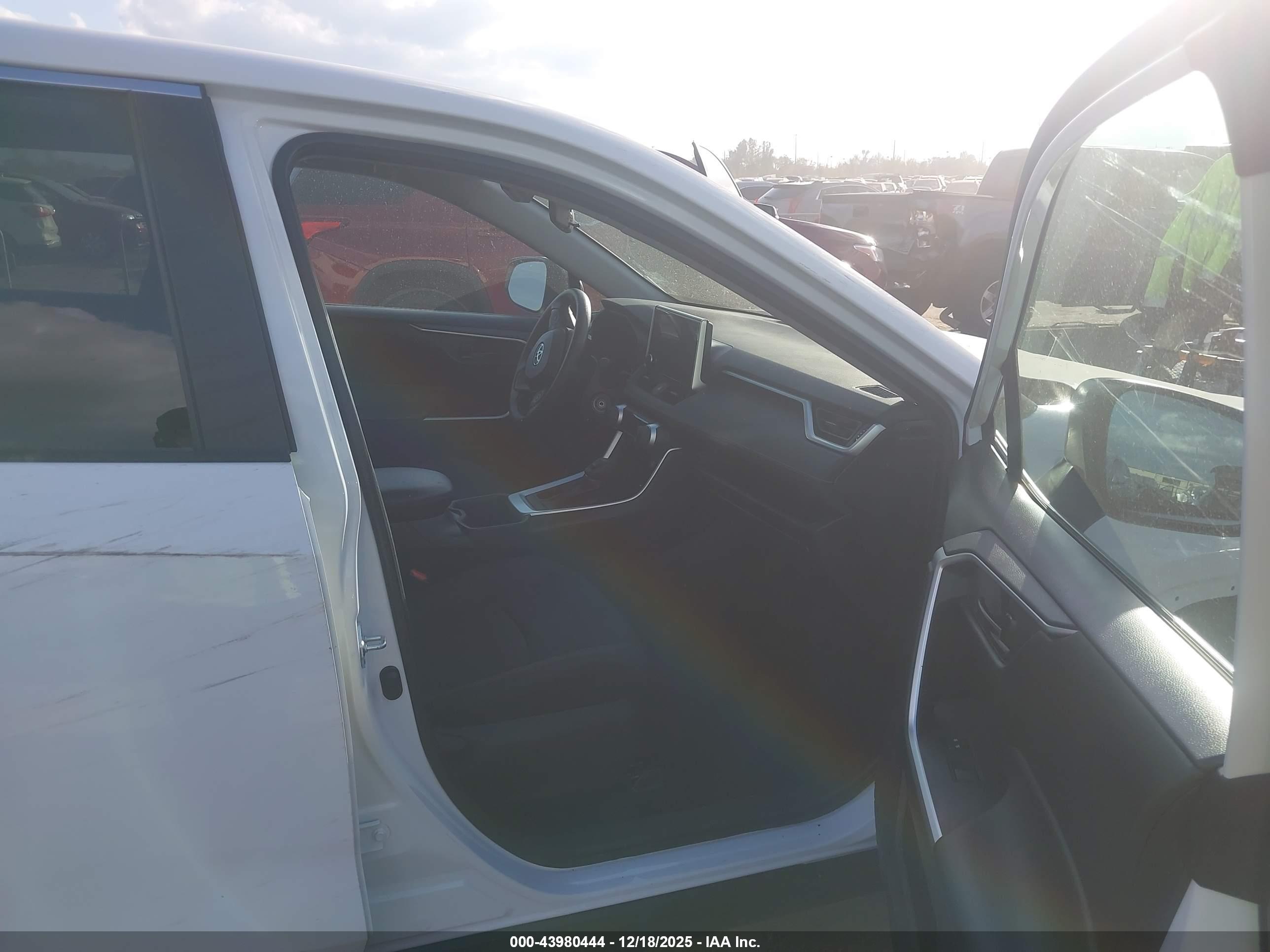 TOYOTA RAV4 image 5