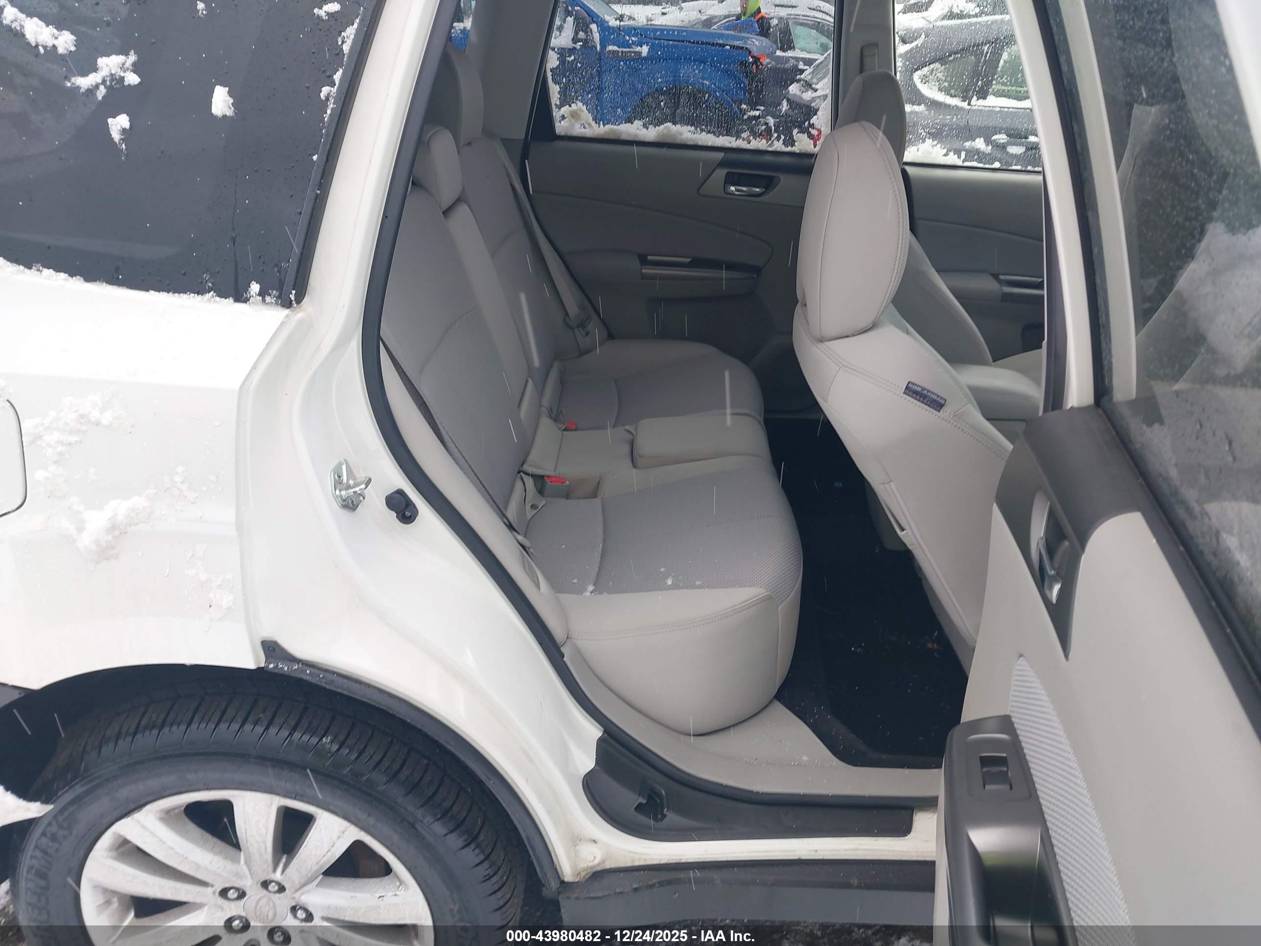 SUBARU FORESTER image 8