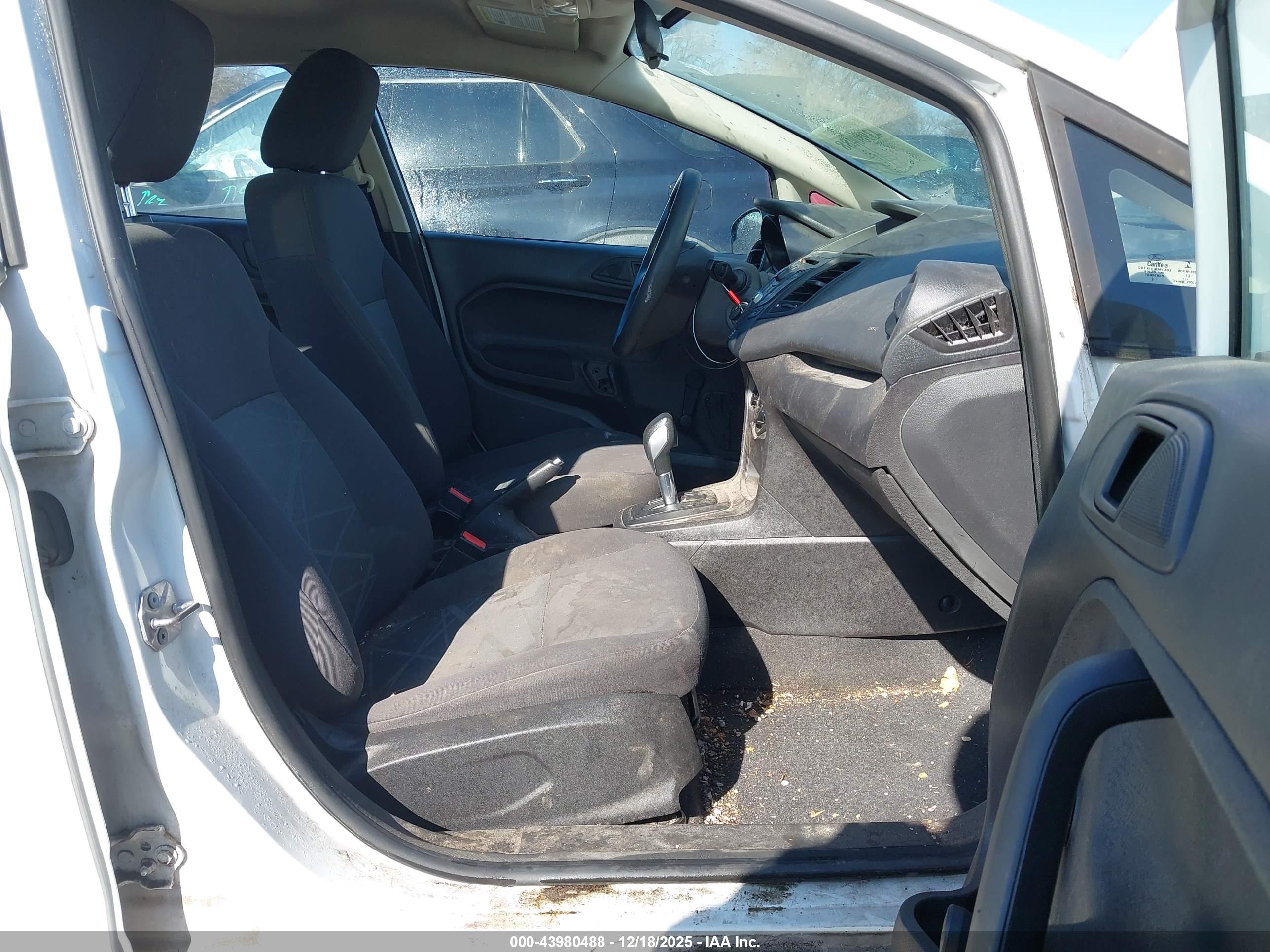 FORD FIESTA image 5