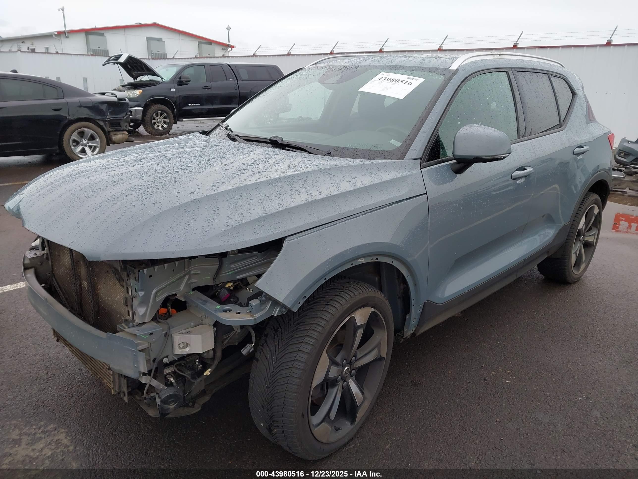 VOLVO XC40 image 2