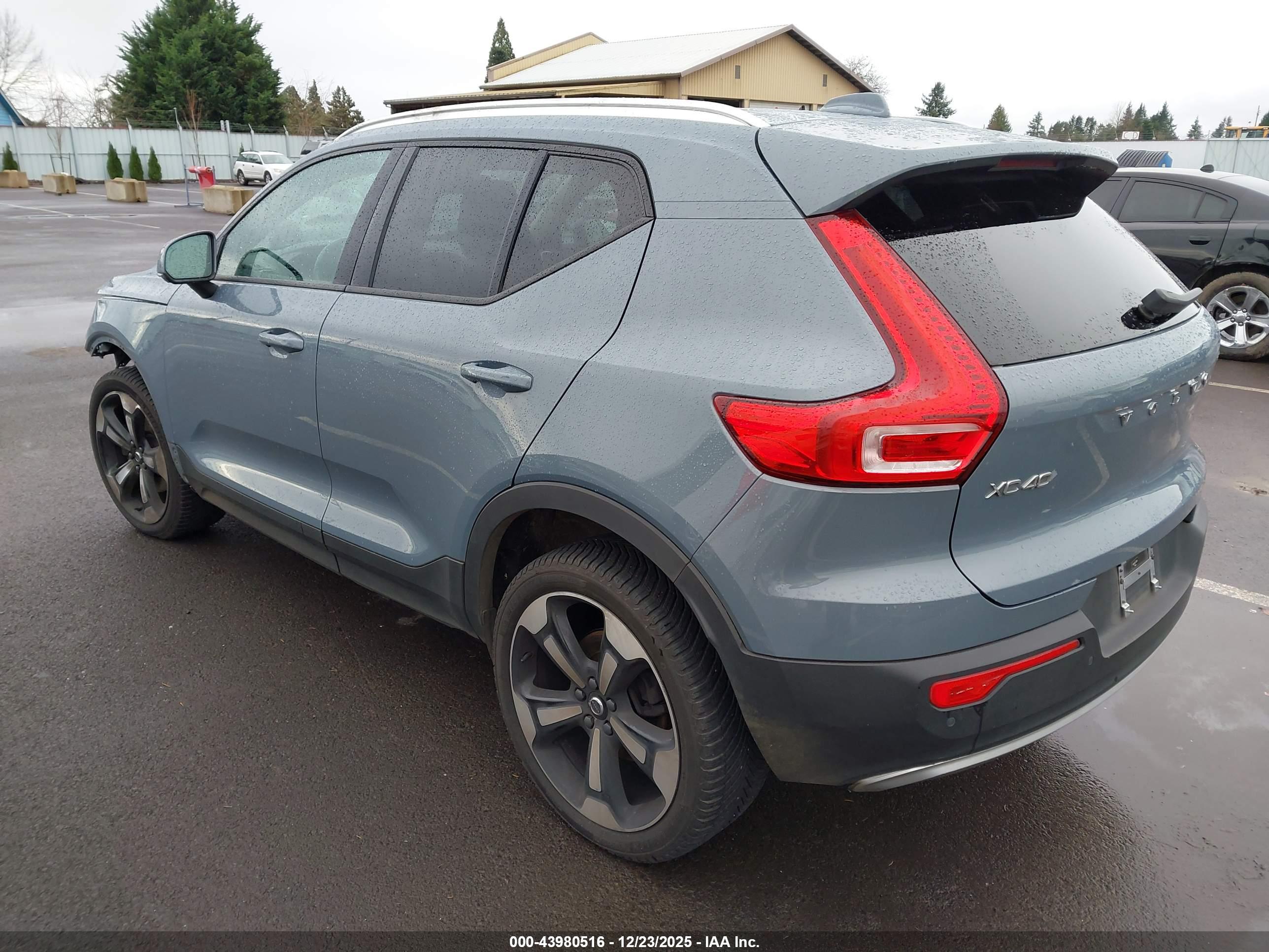 VOLVO XC40 image 3
