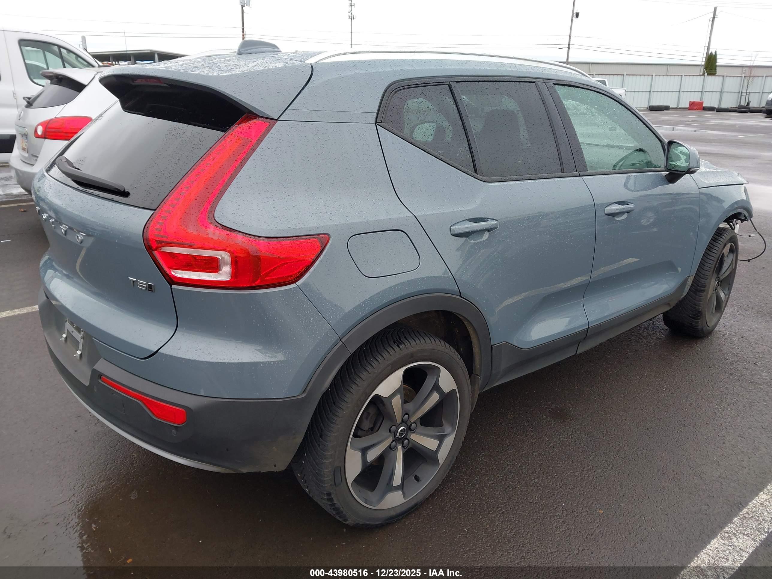 VOLVO XC40 image 4