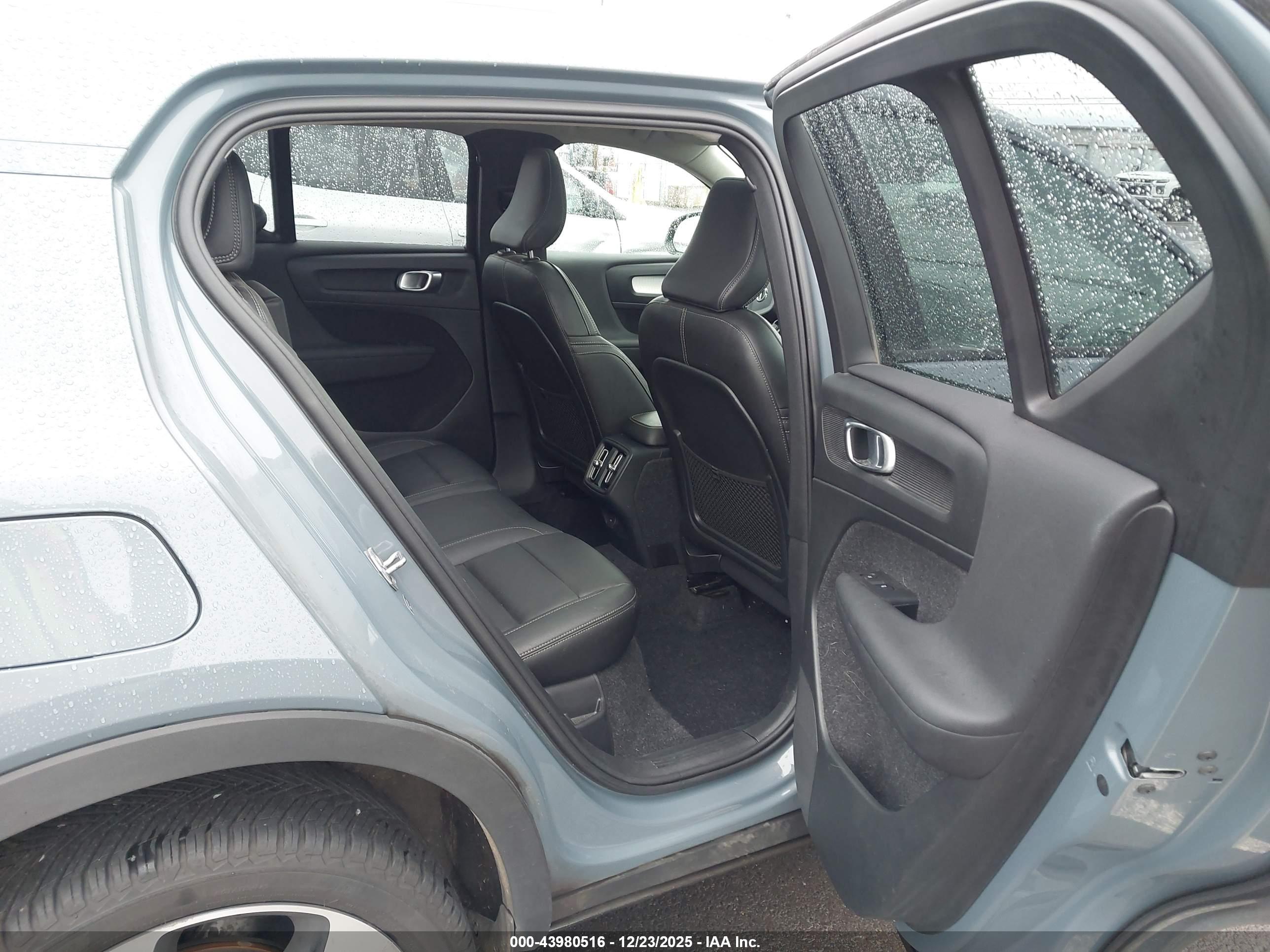 VOLVO XC40 image 8
