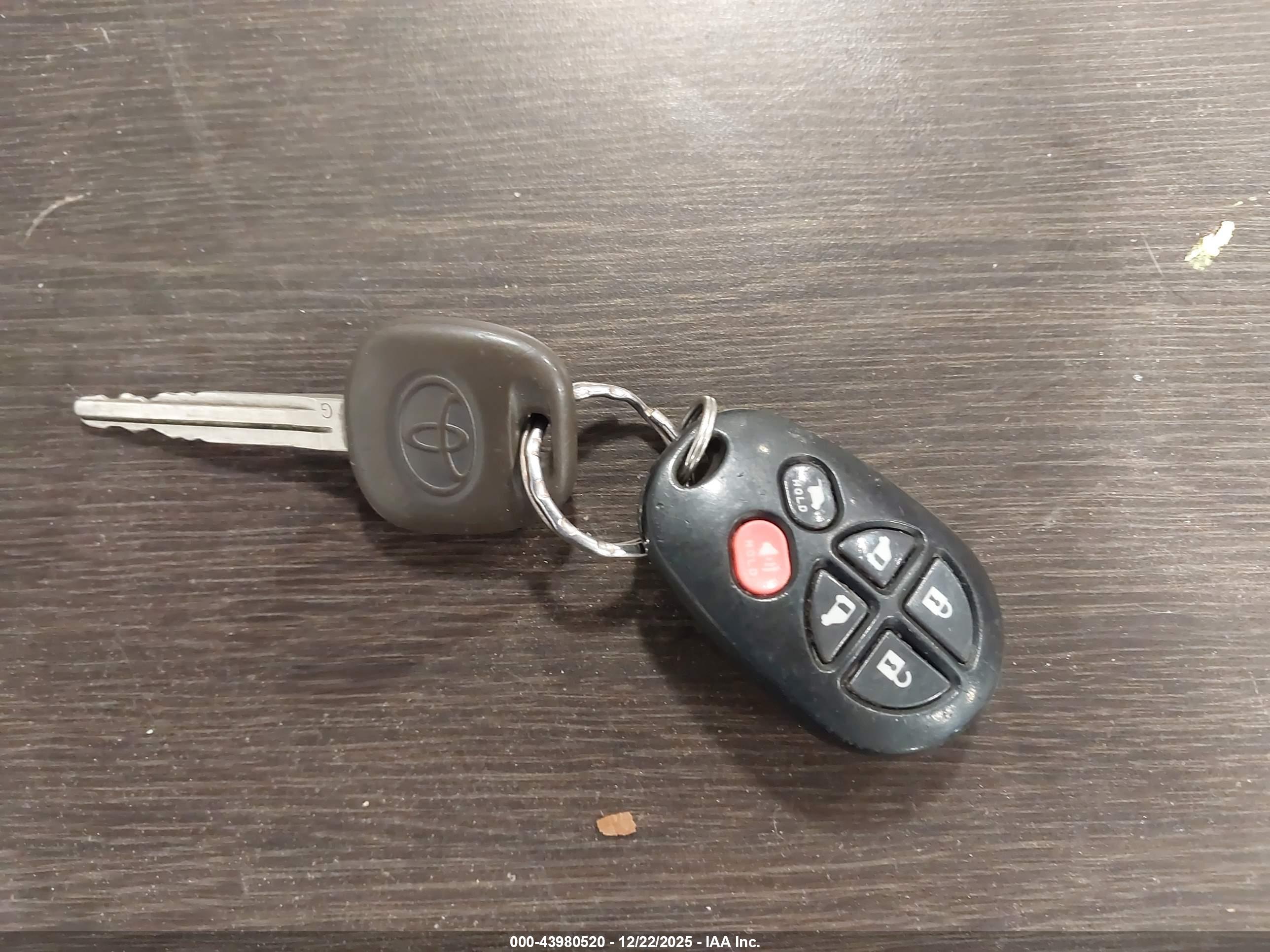 TOYOTA SIENNA image 11