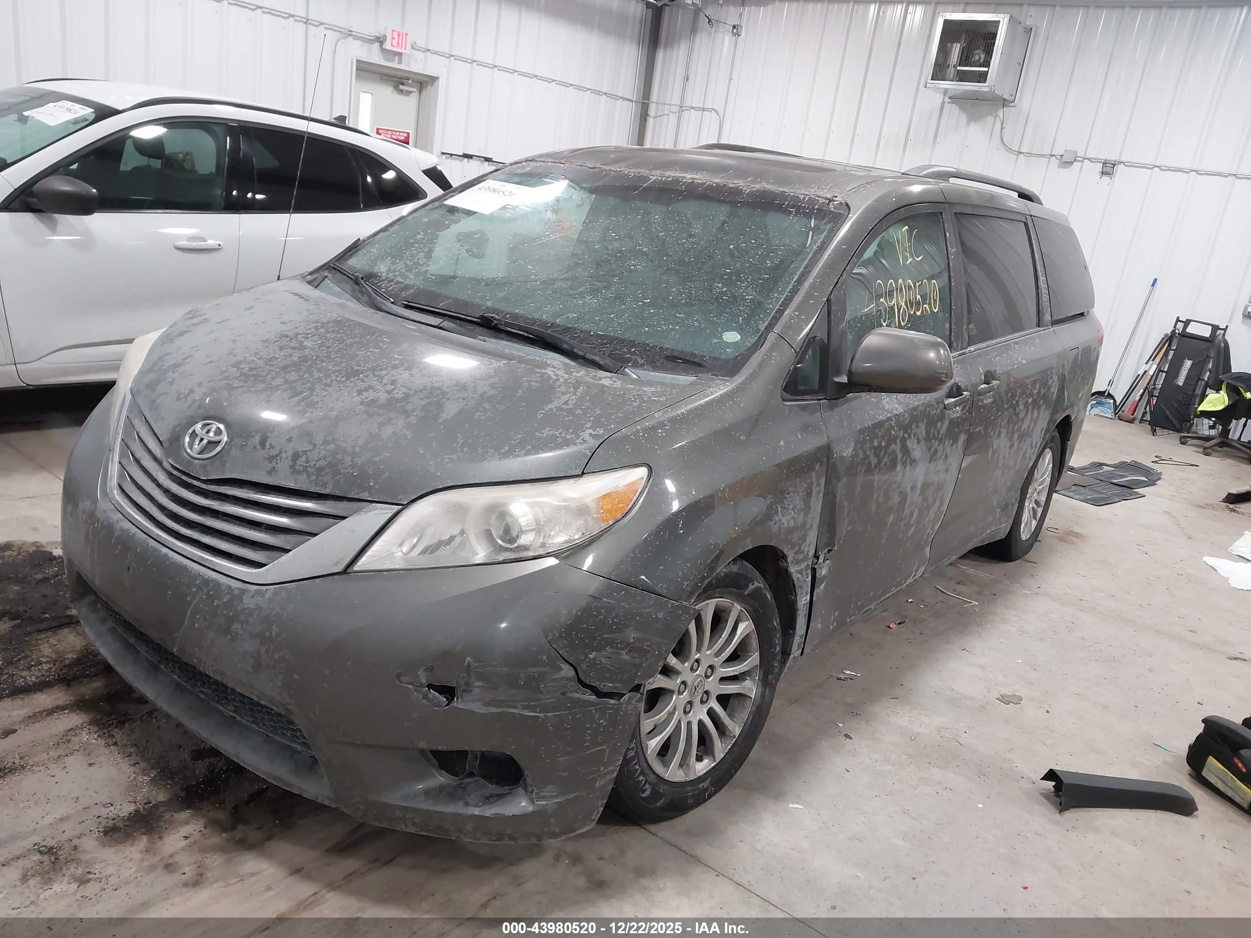 TOYOTA SIENNA image 2