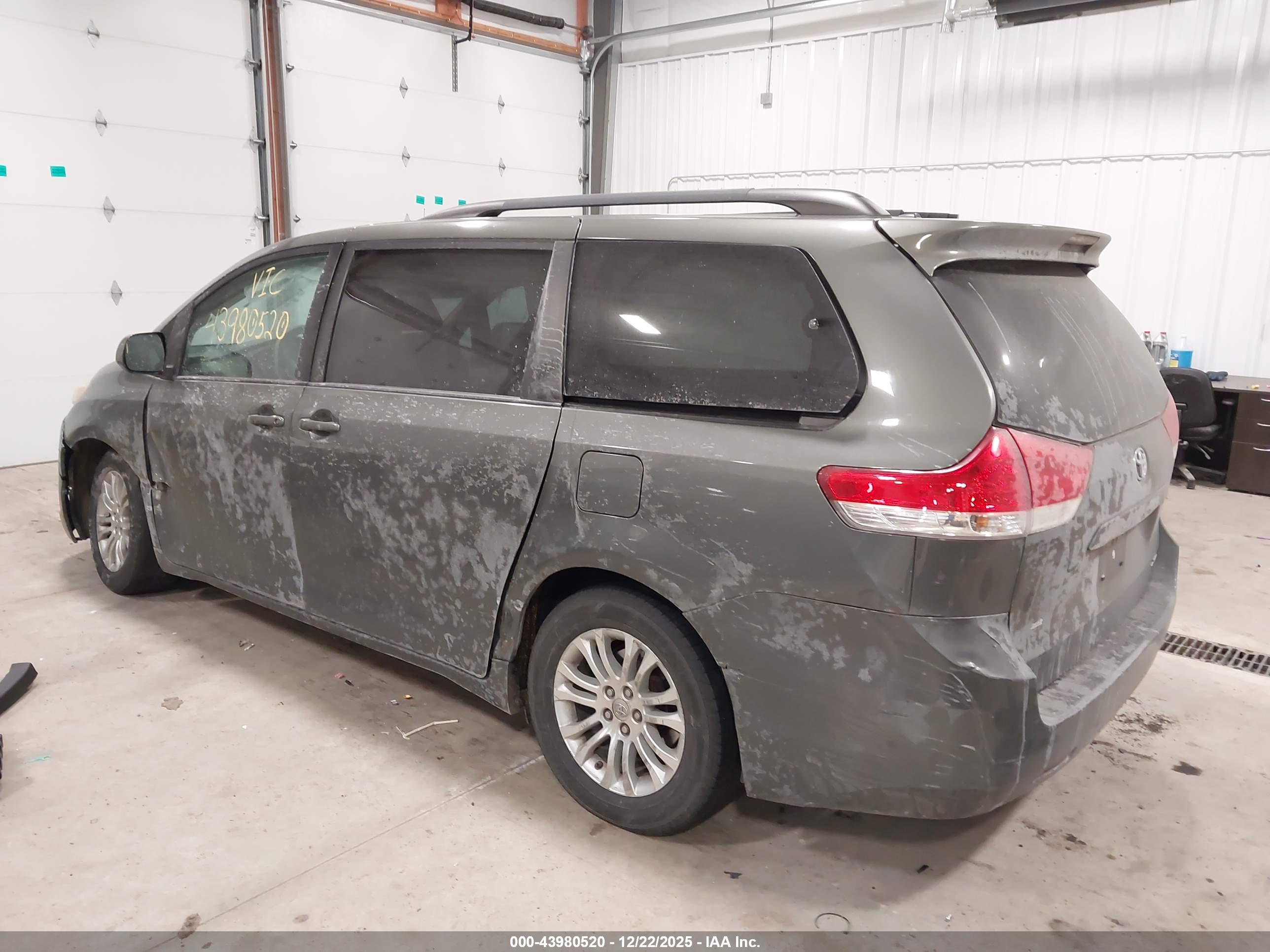 TOYOTA SIENNA image 3
