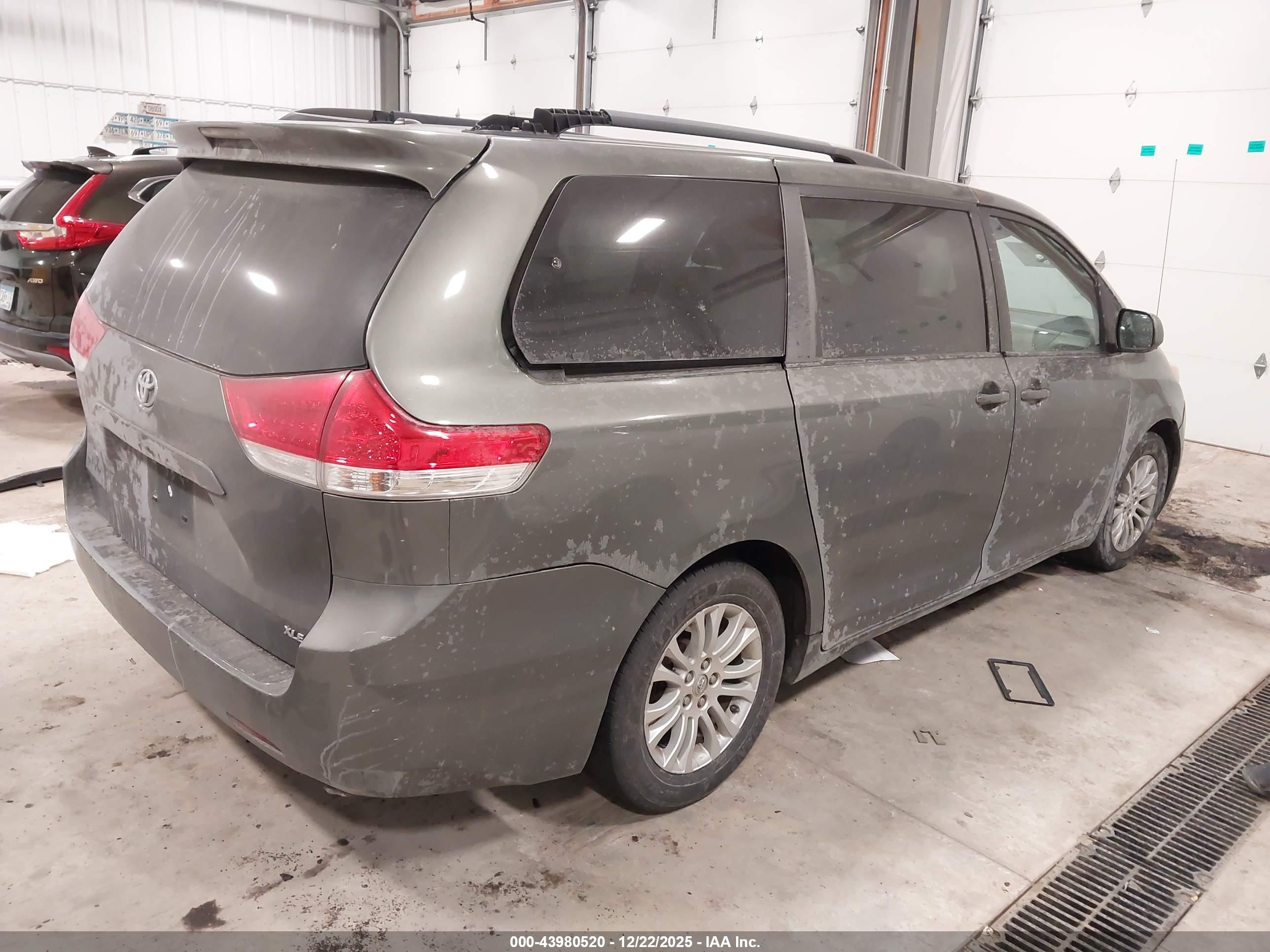 TOYOTA SIENNA image 4