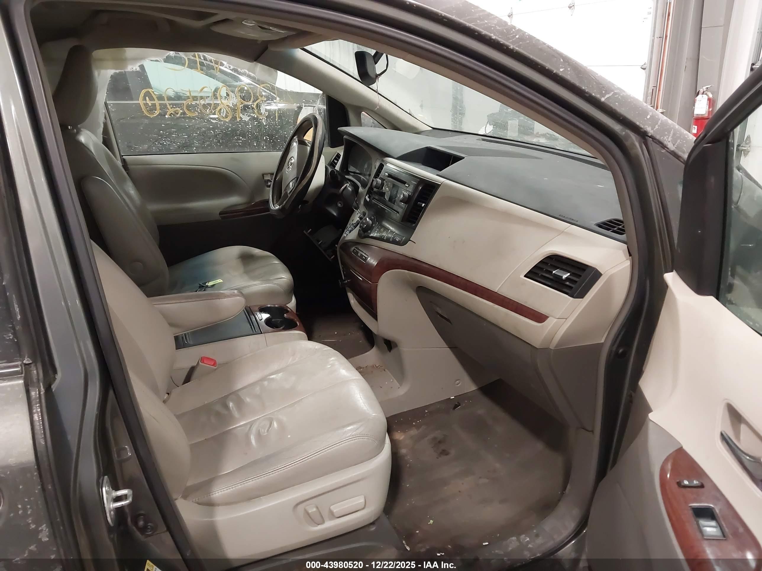 TOYOTA SIENNA image 5