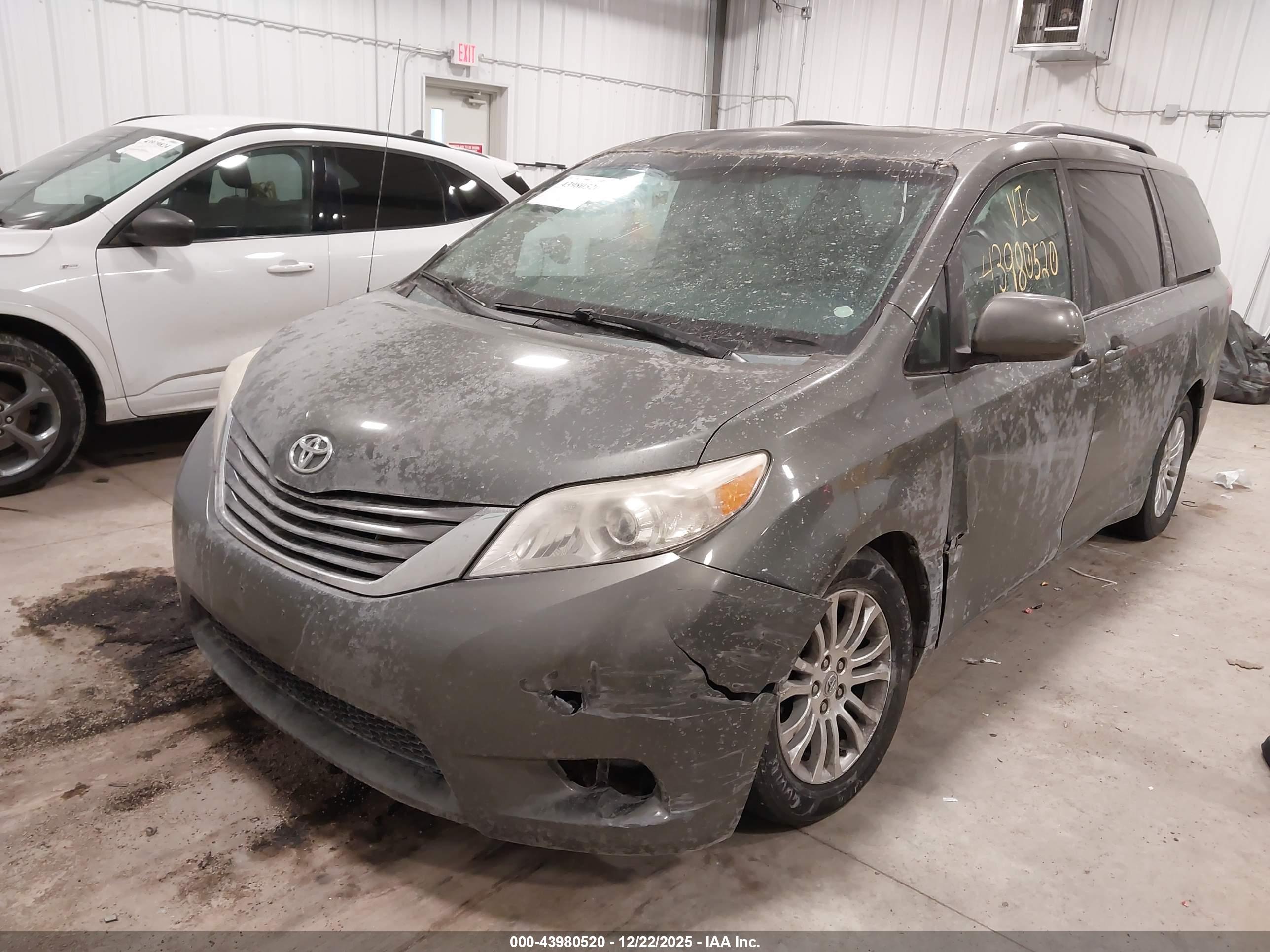 TOYOTA SIENNA image 6
