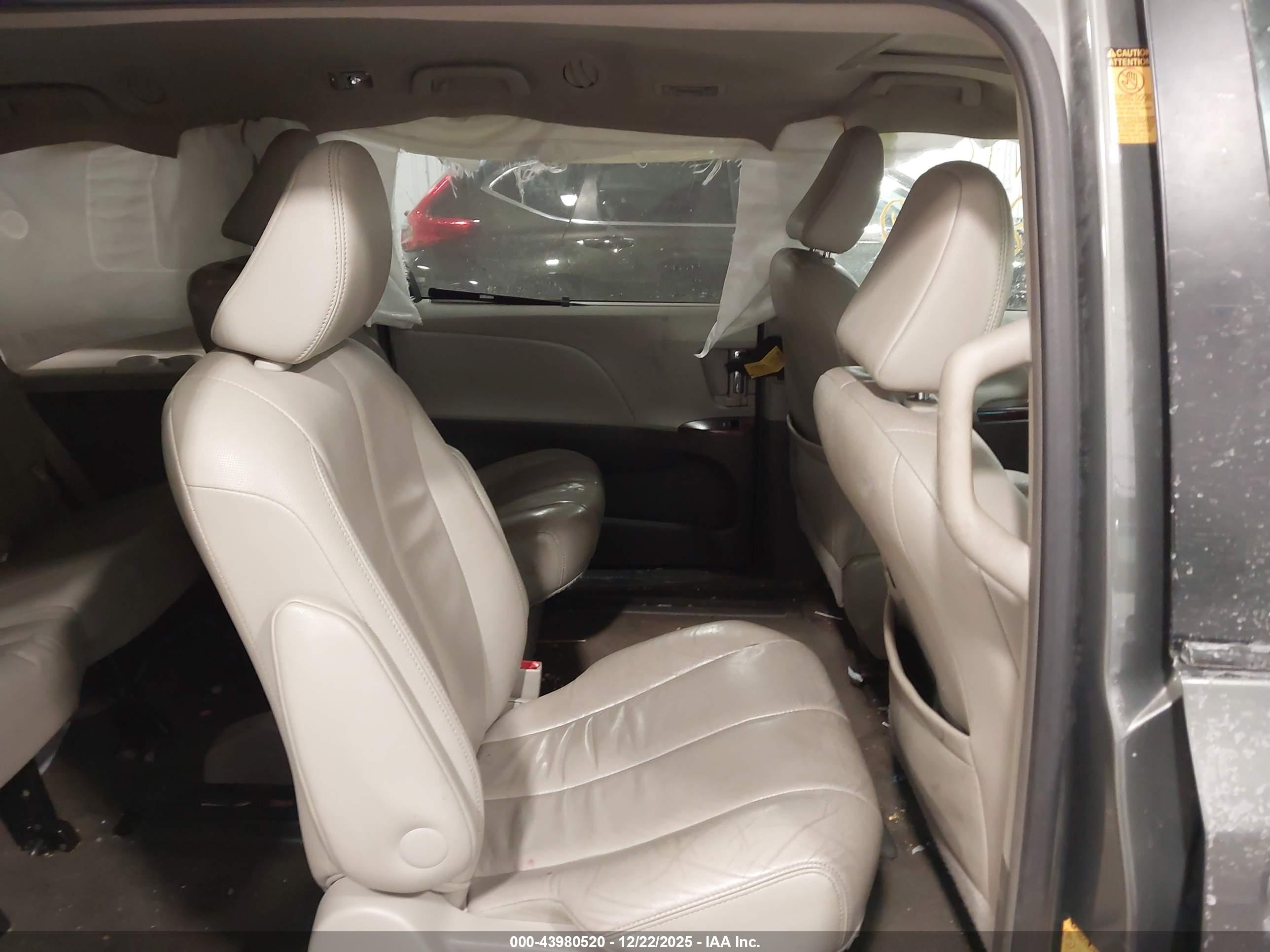 TOYOTA SIENNA image 8