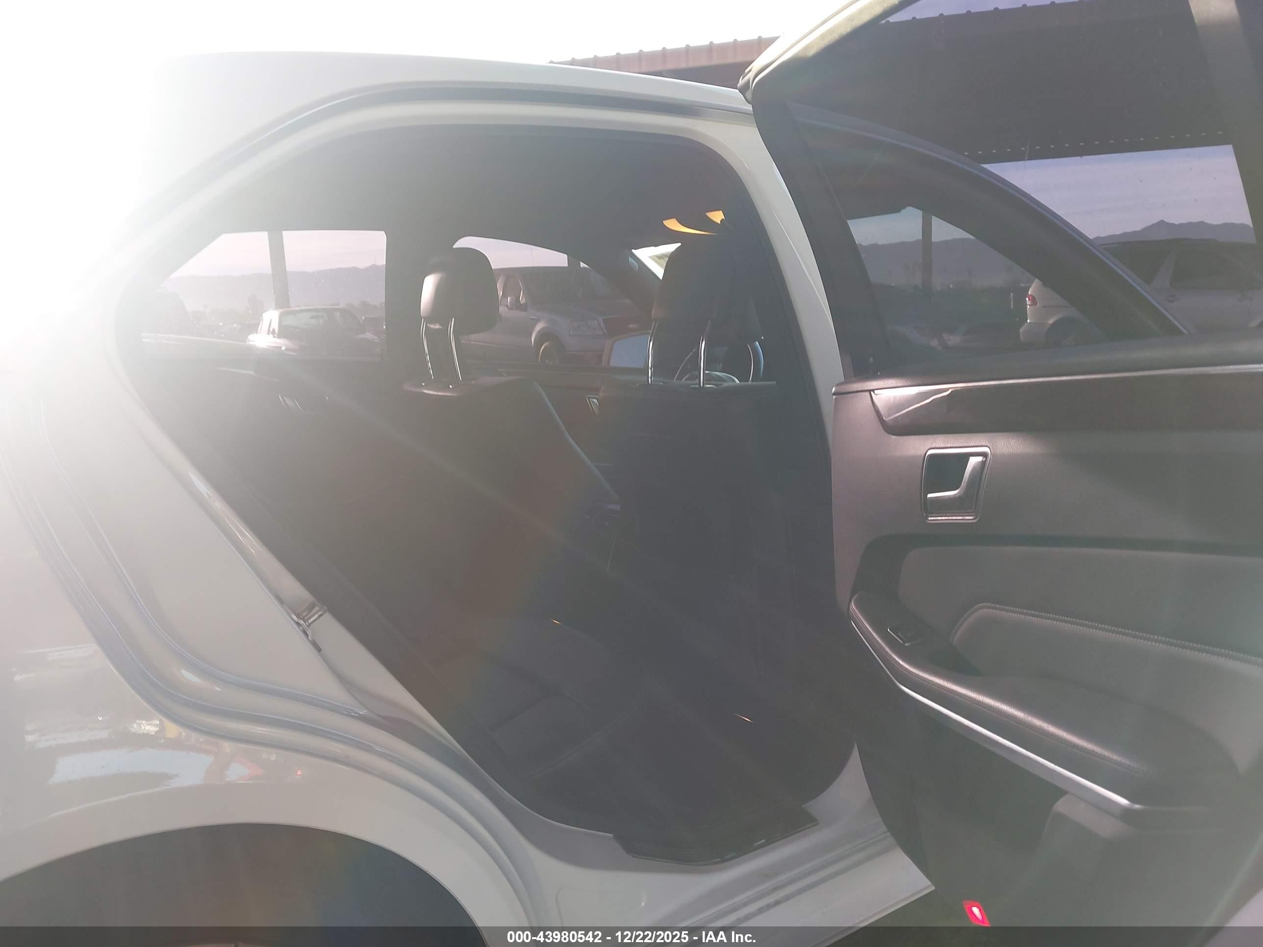 MERCEDES-BENZ E image 8