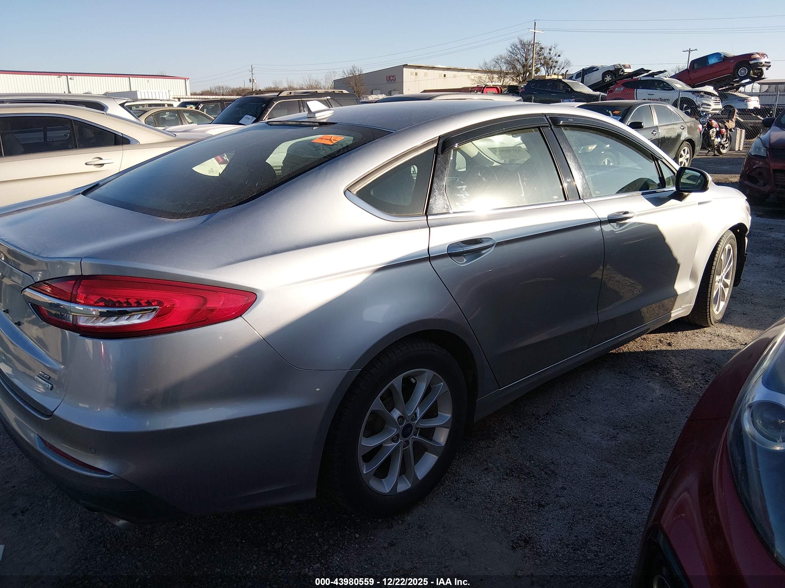 FORD FUSION image 4