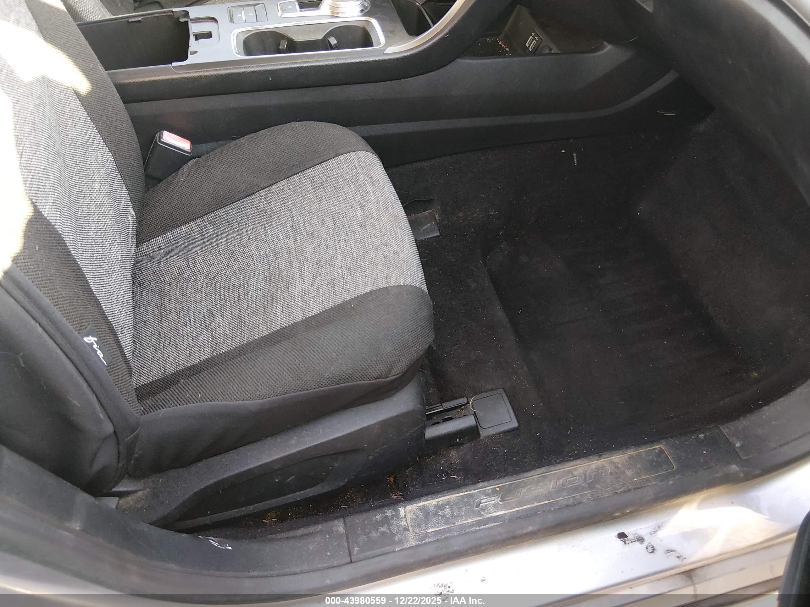FORD FUSION image 5