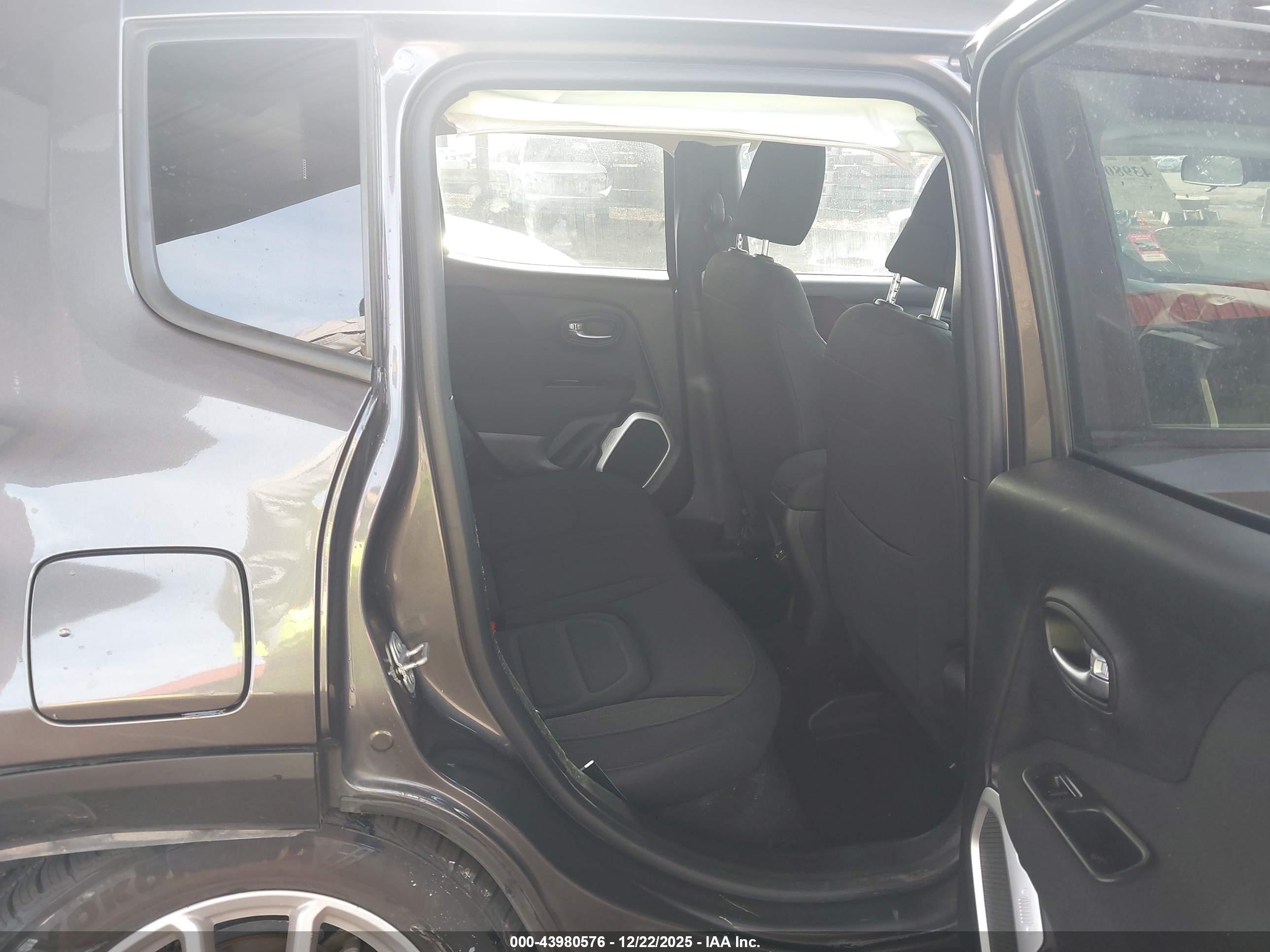 JEEP RENEGADE image 8