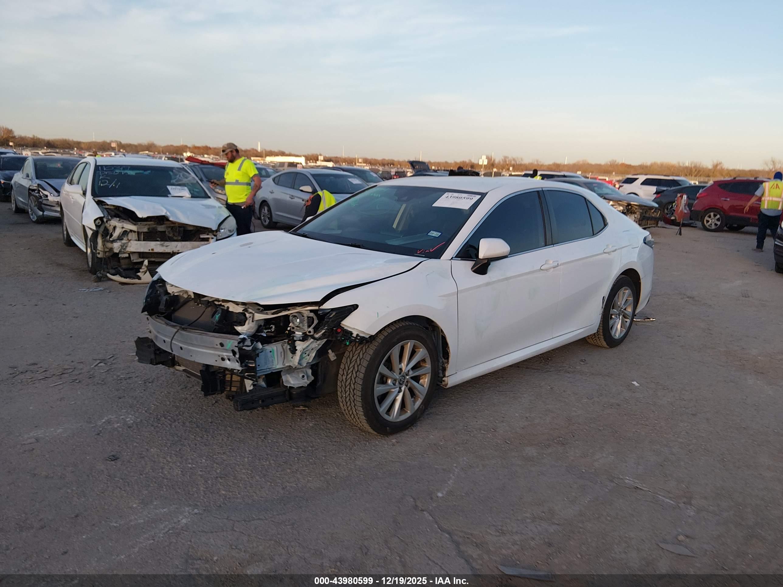 TOYOTA CAMRY image 2