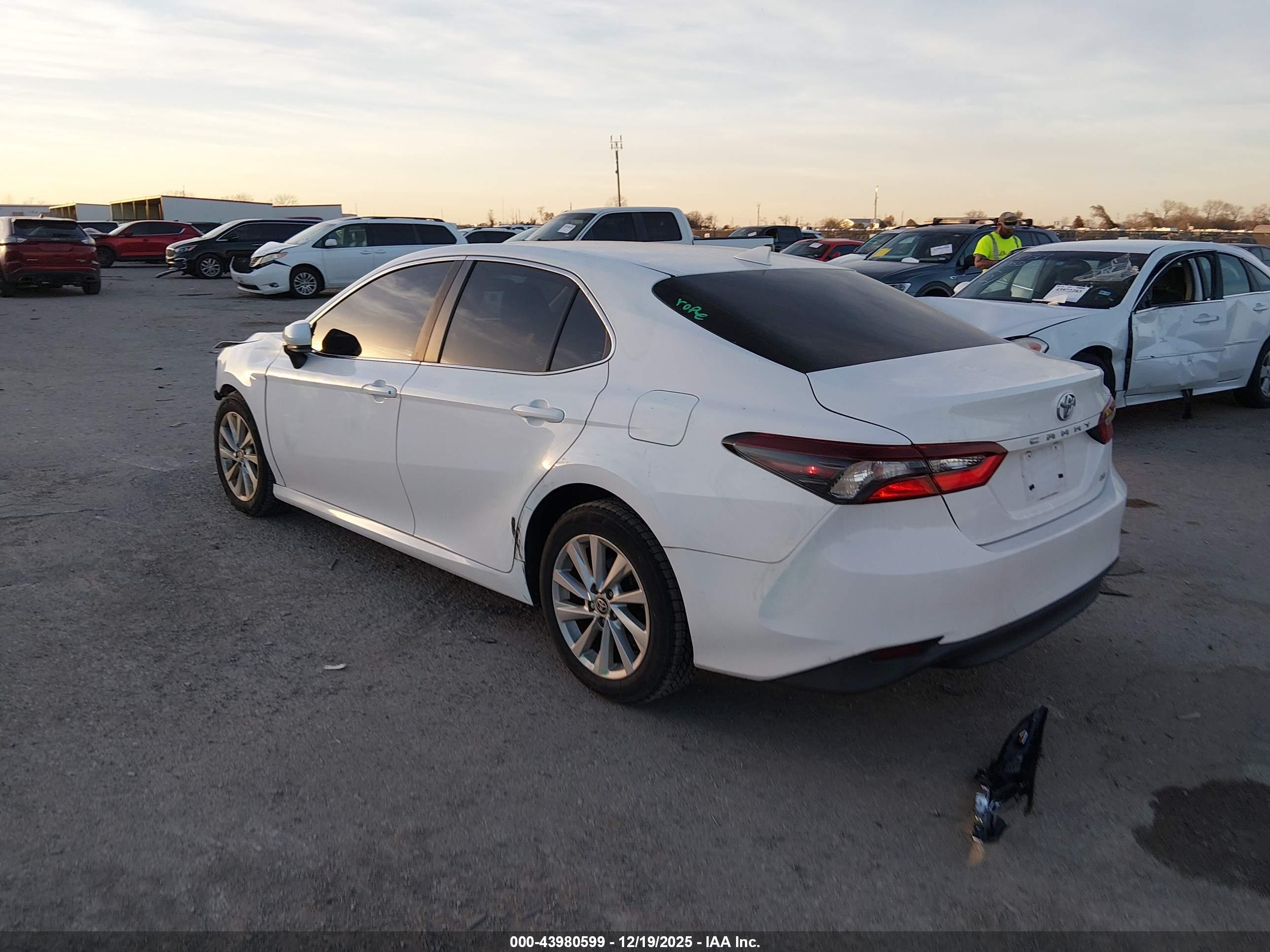 TOYOTA CAMRY image 3