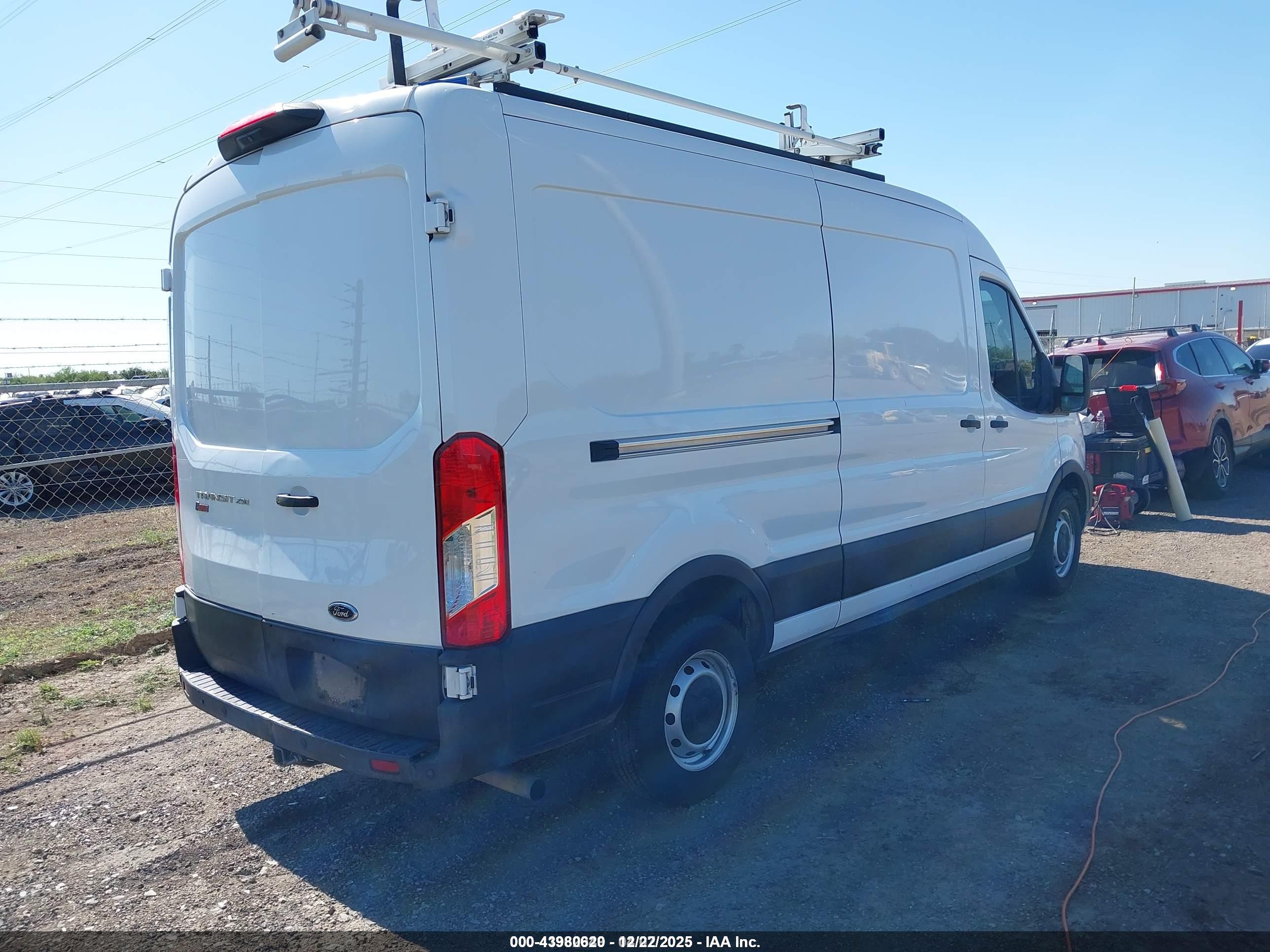 FORD TRANSIT-250 image 4