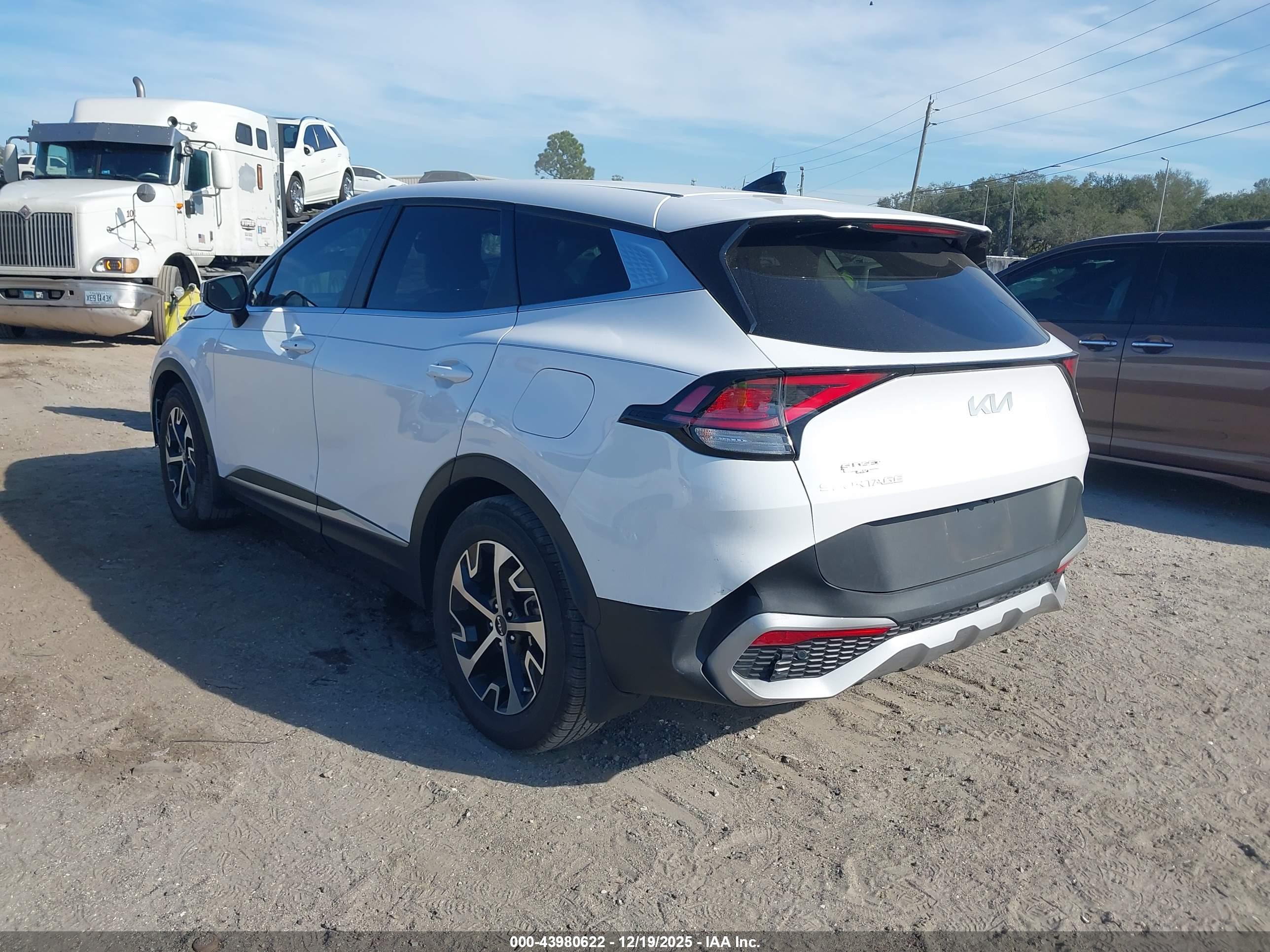 KIA SPORTAGE image 3