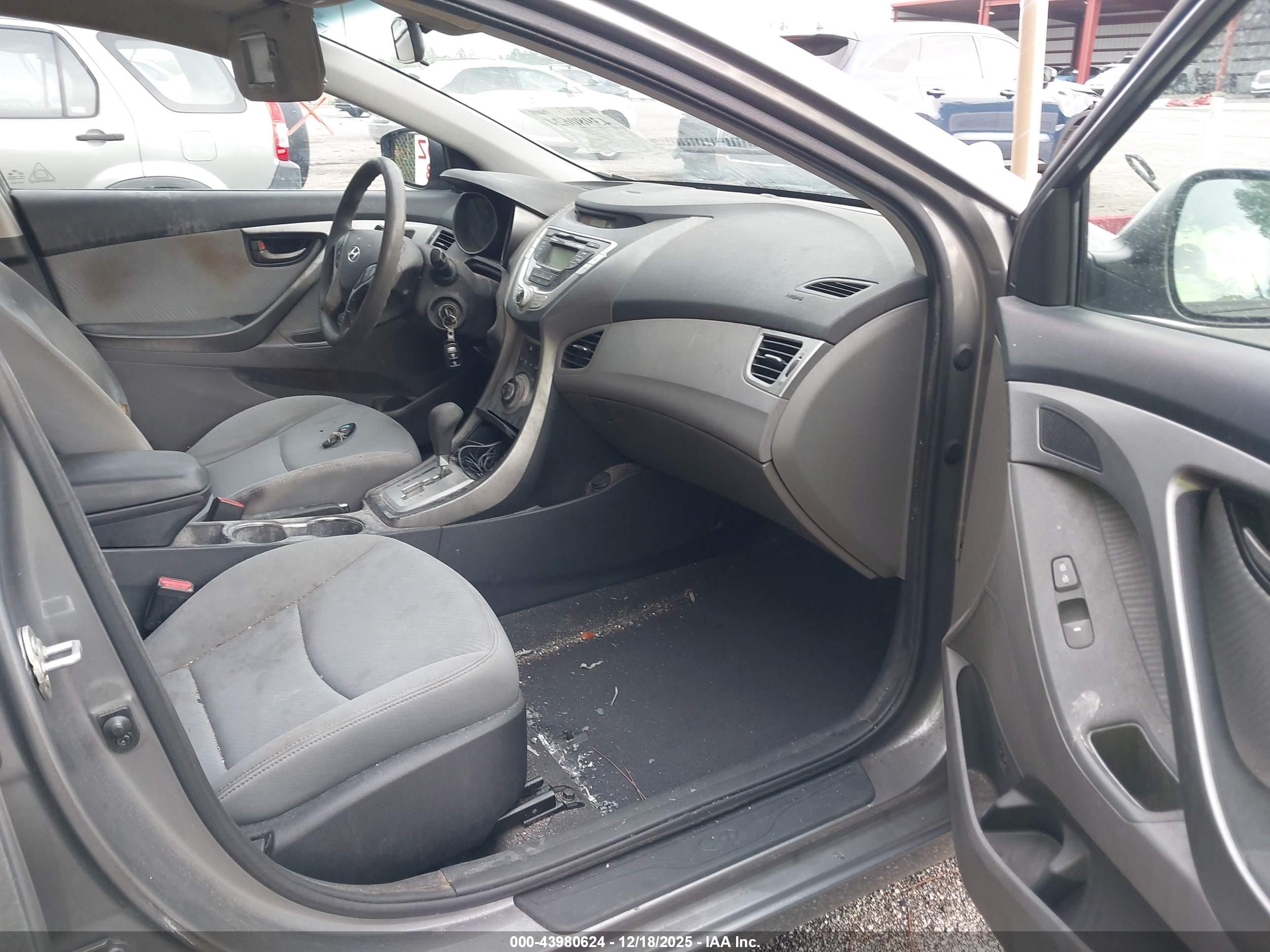 HYUNDAI ELANTRA image 5