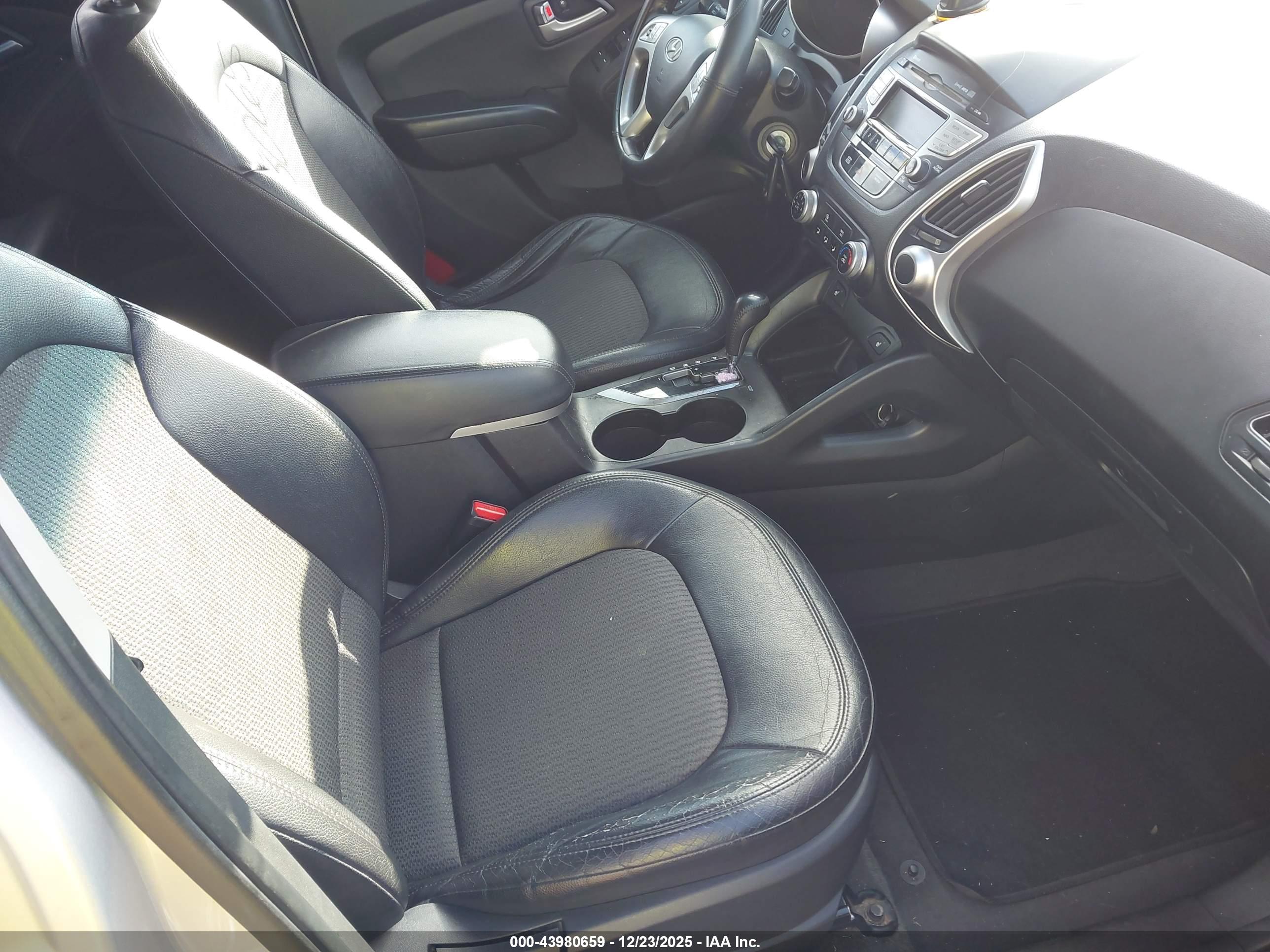 HYUNDAI TUCSON image 5