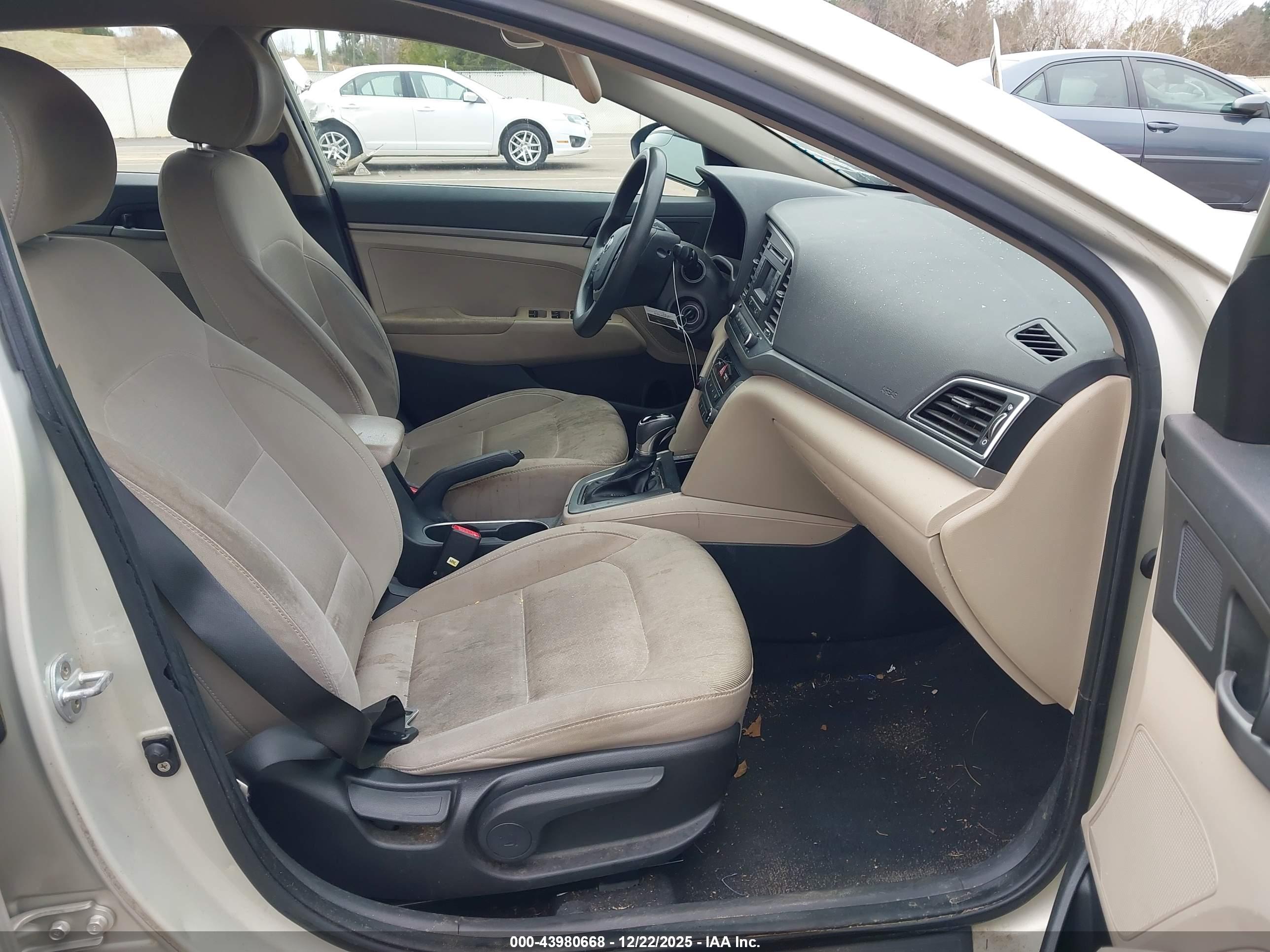 HYUNDAI ELANTRA image 5