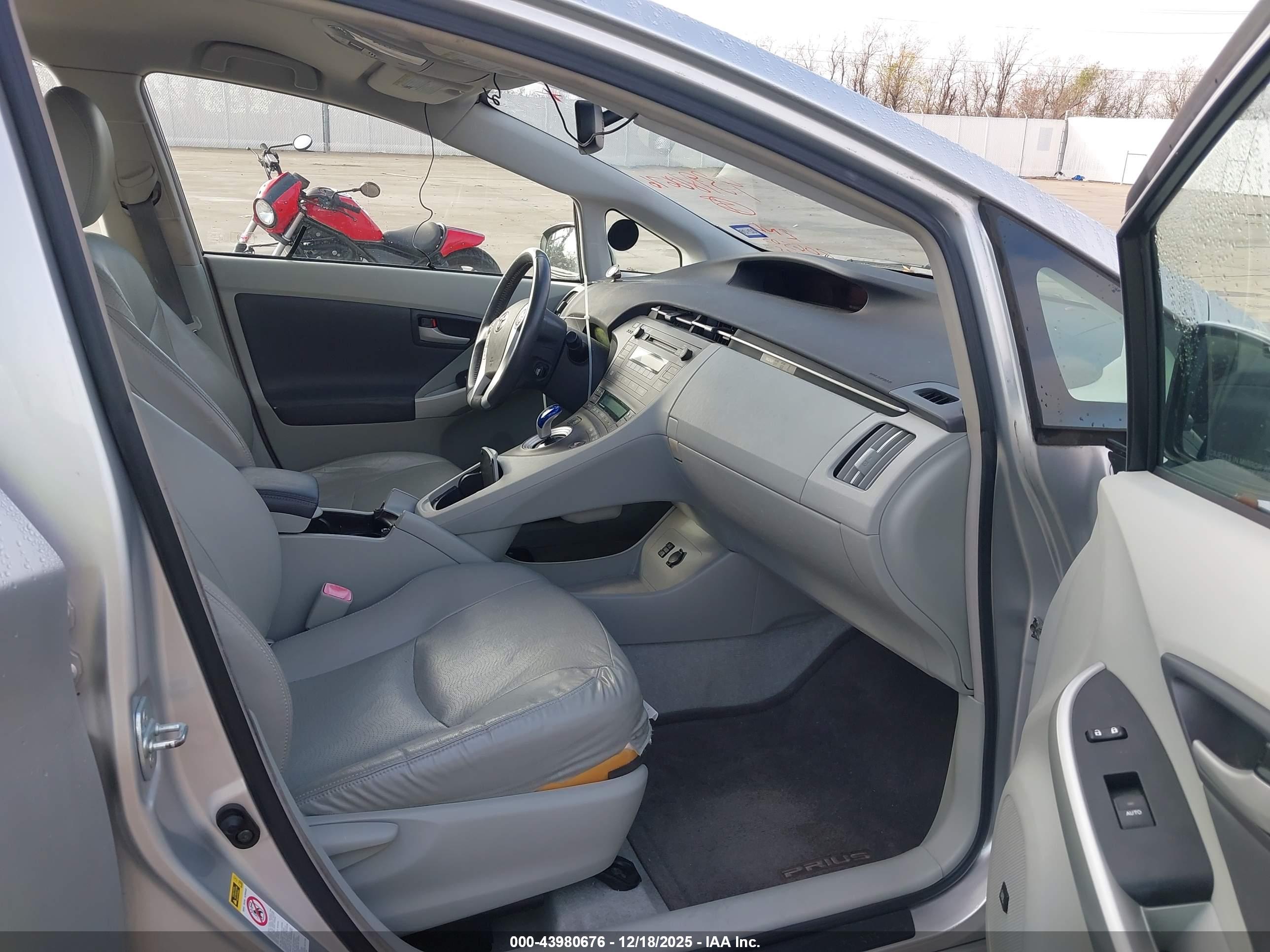 TOYOTA PRIUS image 5