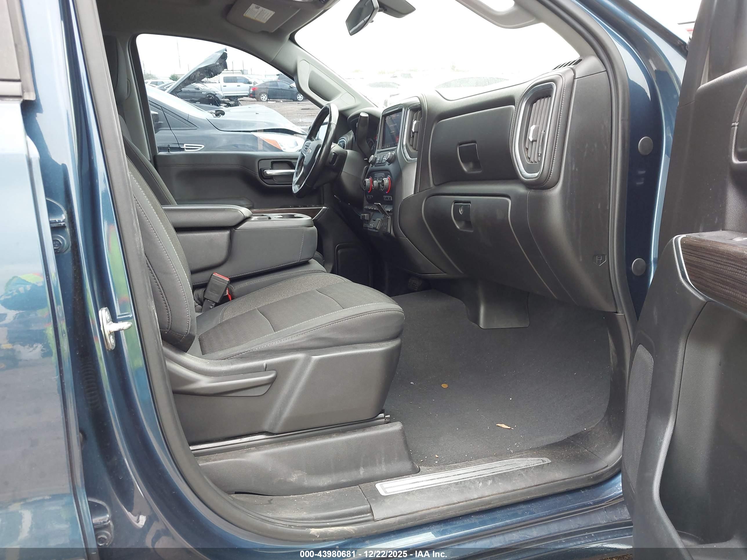 CHEVROLET SILVERADO image 5