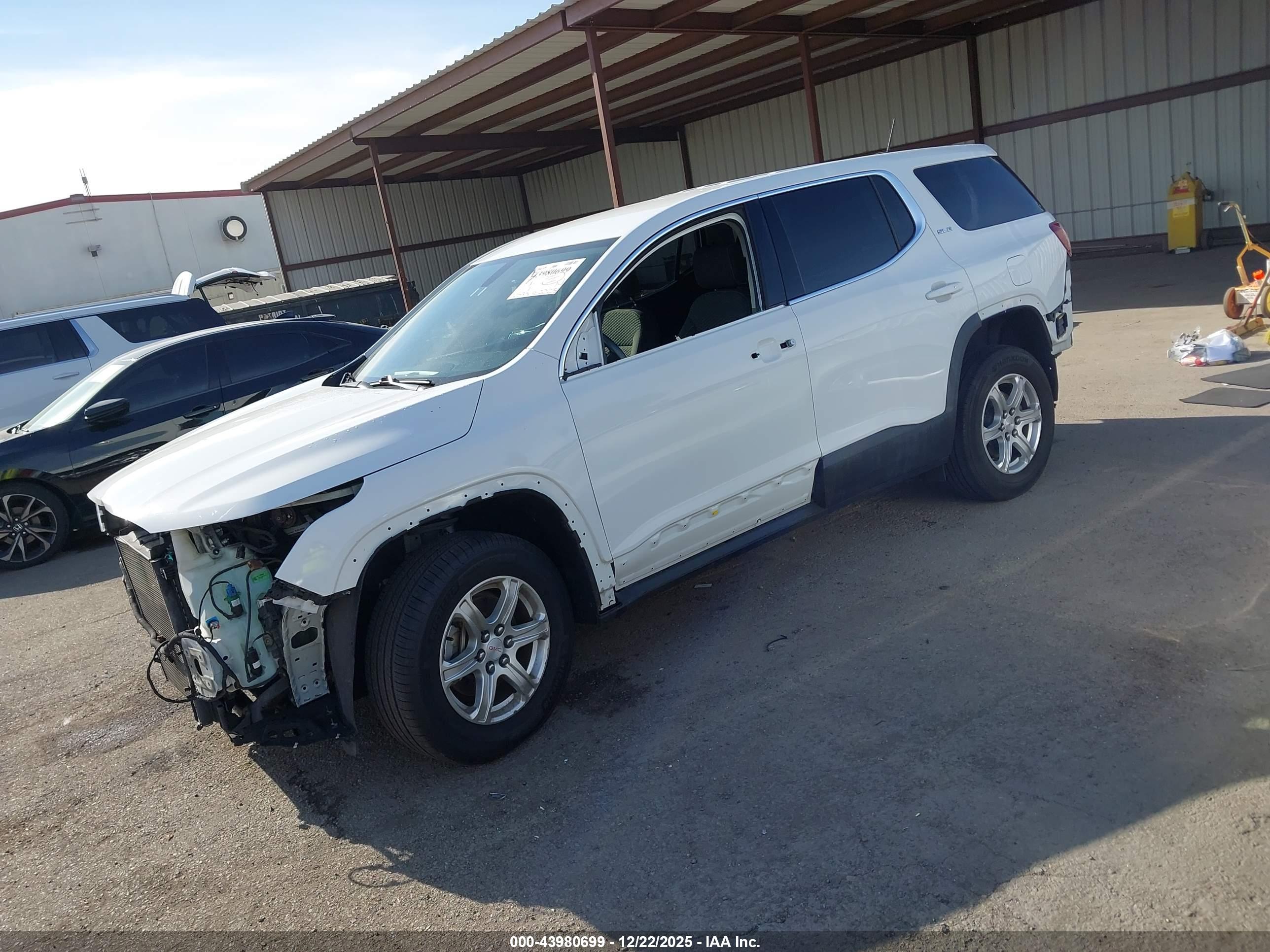GMC ACADIA image 2