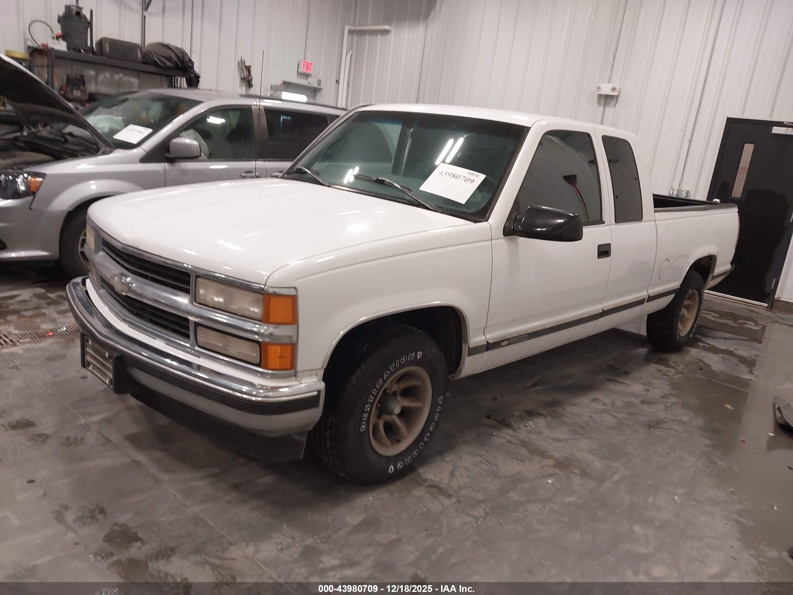 CHEVROLET C1500 image 2