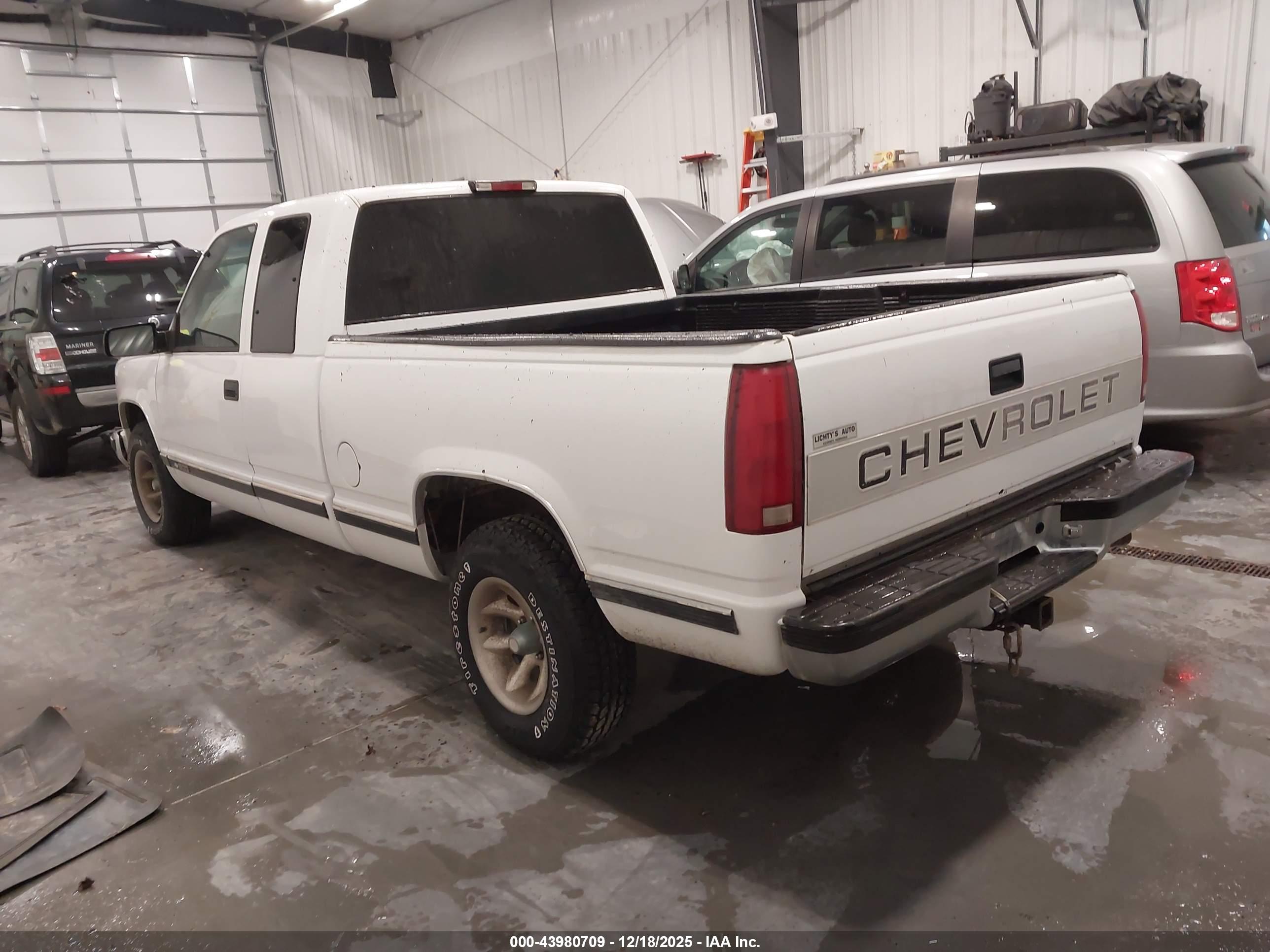 CHEVROLET C1500 image 3