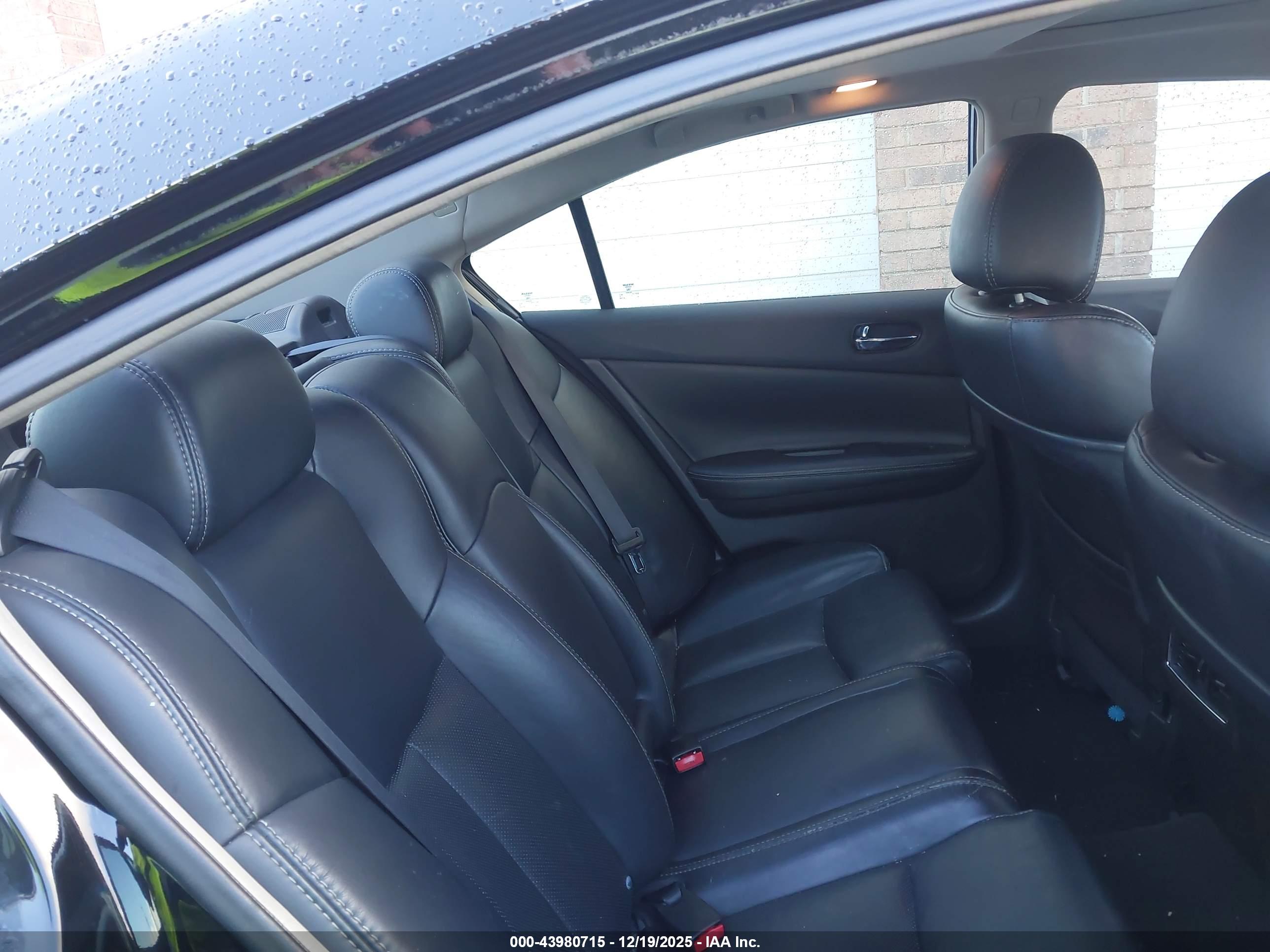 NISSAN MAXIMA image 8