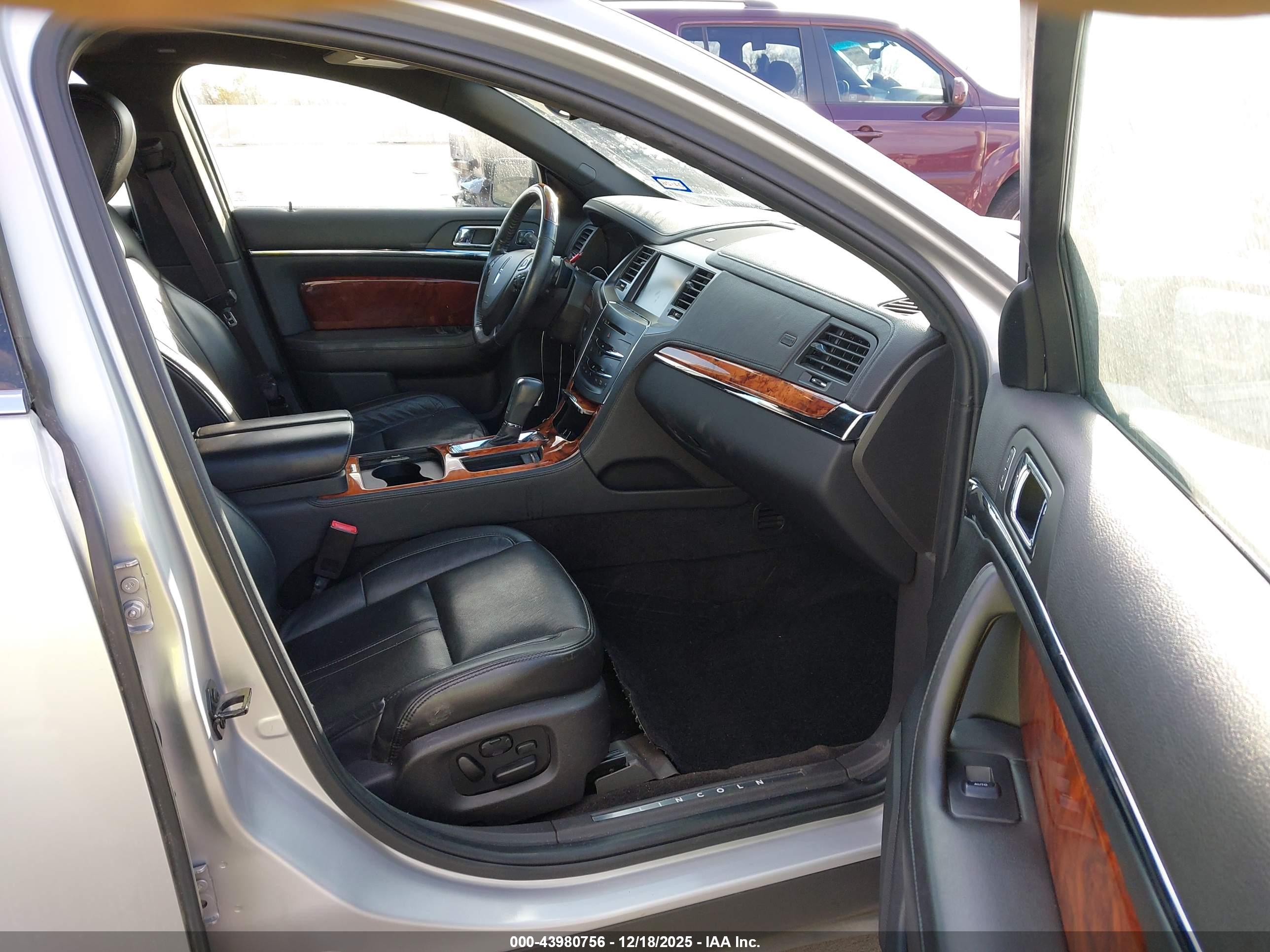 LINCOLN MKS image 5