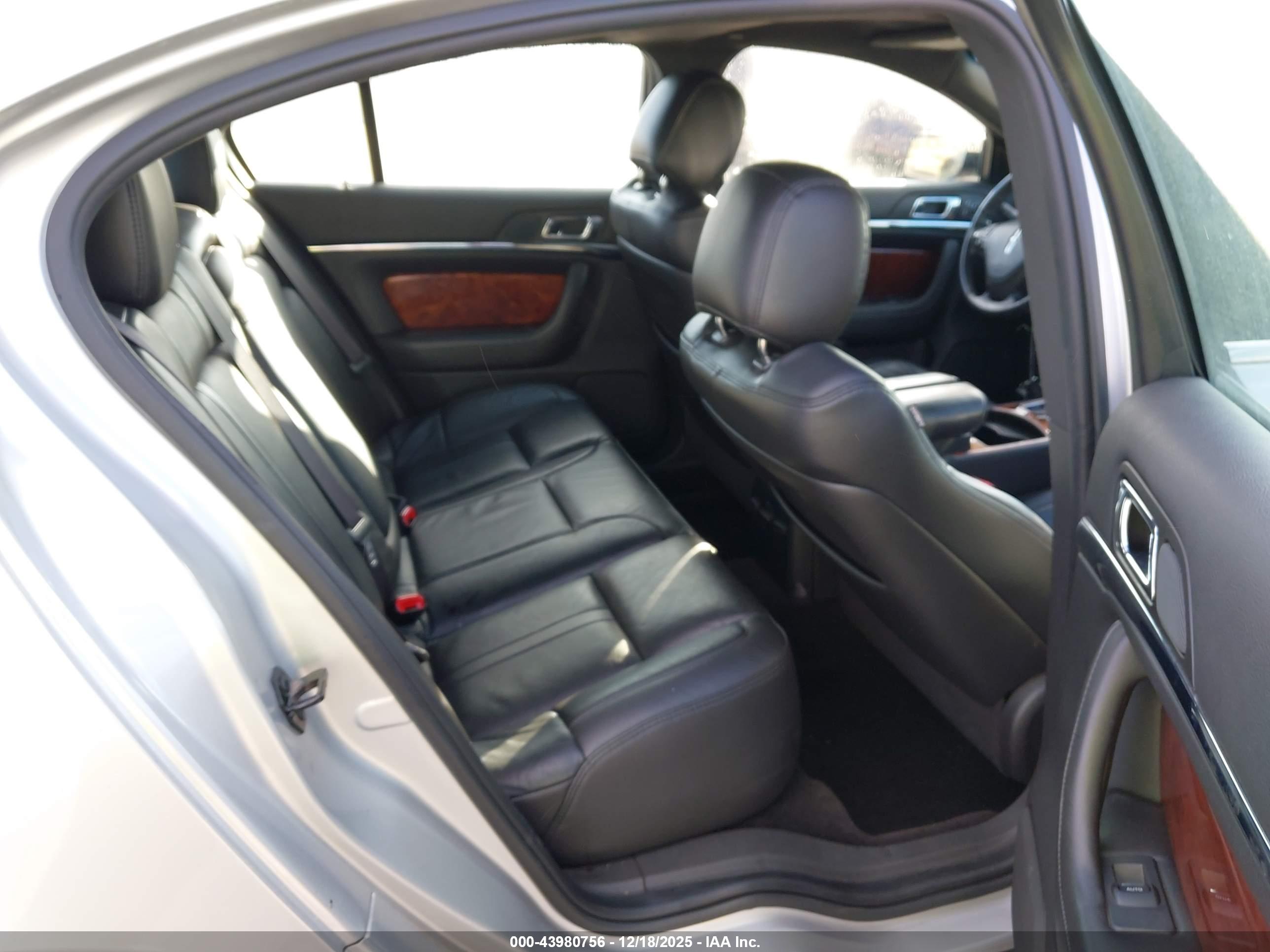 LINCOLN MKS image 8