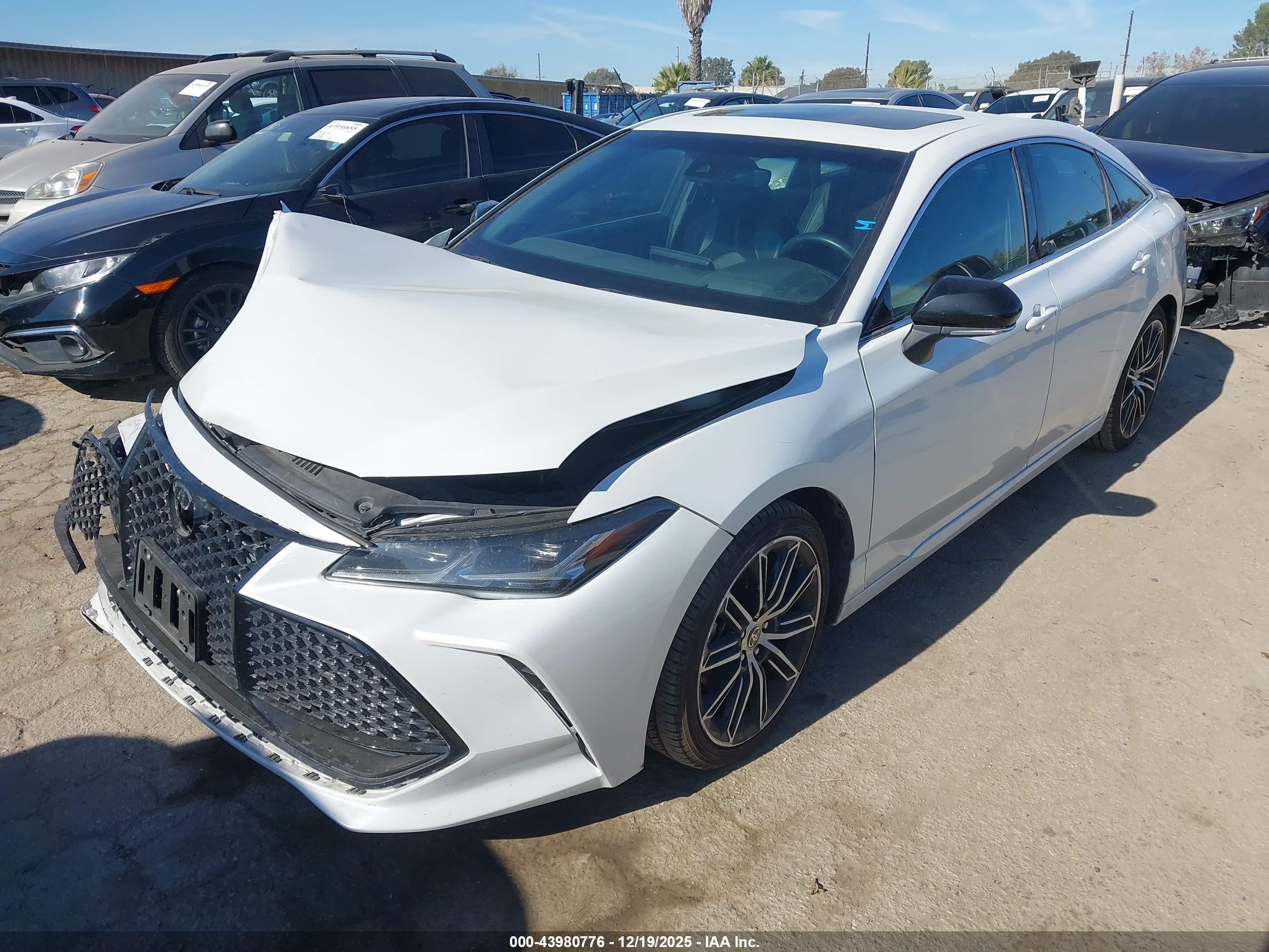 TOYOTA AVALON image 2